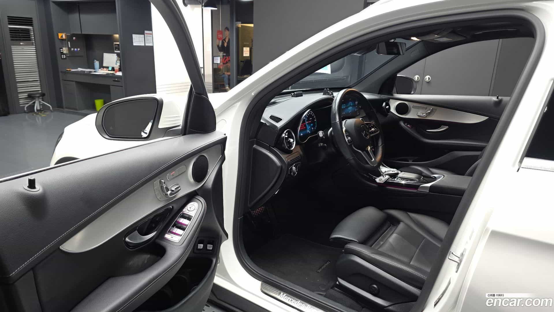 GLC-Class Mercedes-Benz 2021.4-INNER-010