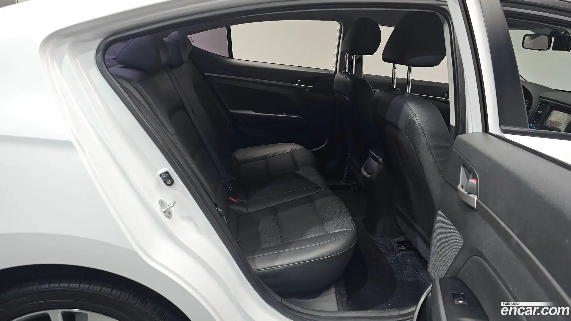 AVANTE Hyundai 2016.10-OPTION-015