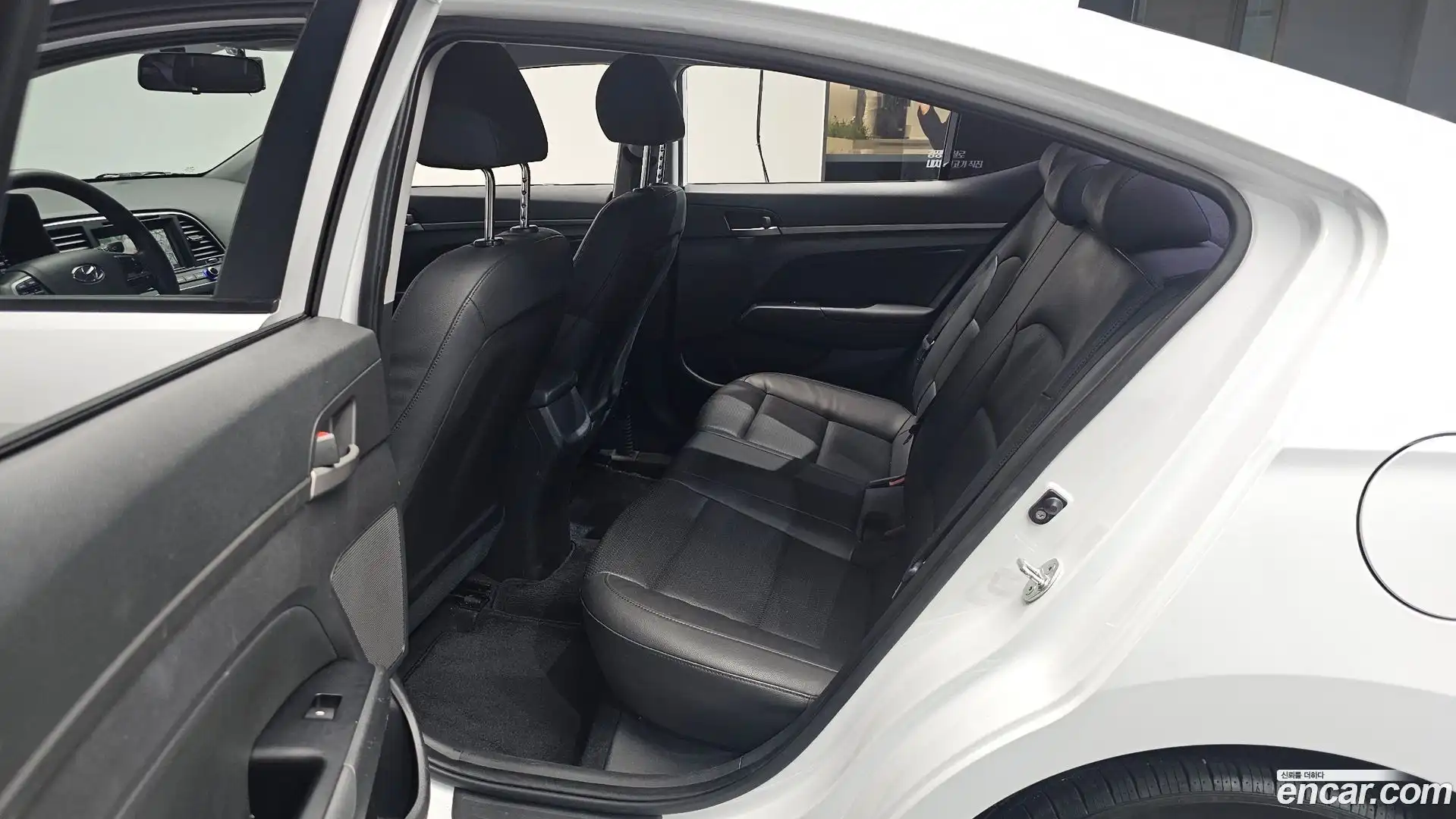 AVANTE Hyundai 2016.10-OPTION-016