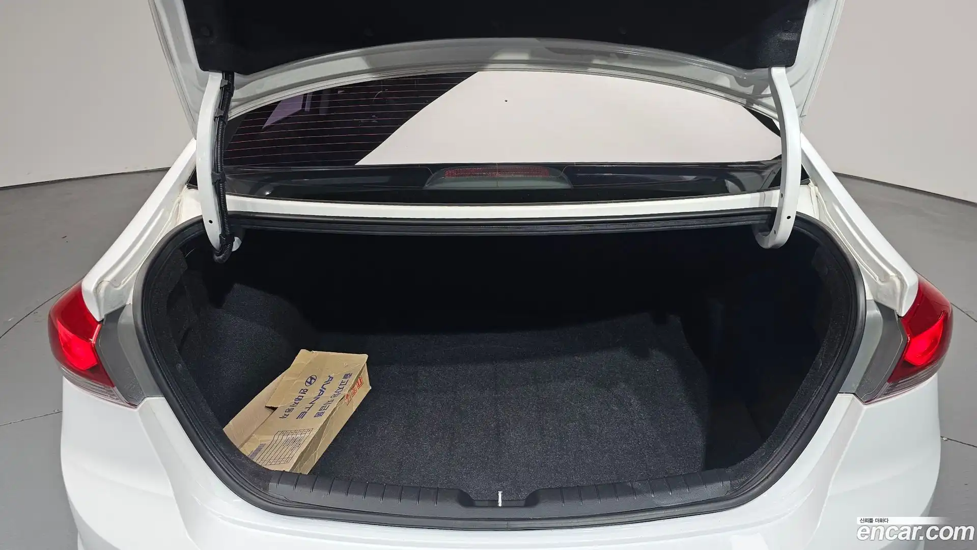 AVANTE Hyundai 2016.10-OPTION-024