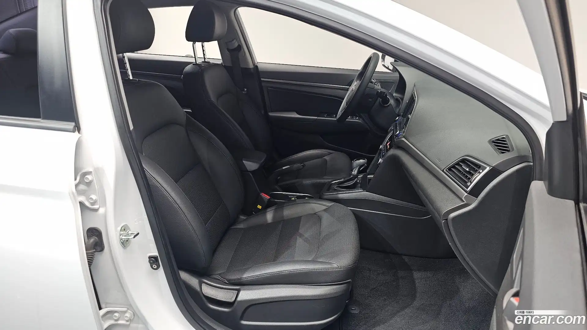 AVANTE Hyundai 2016.10-INNER-036