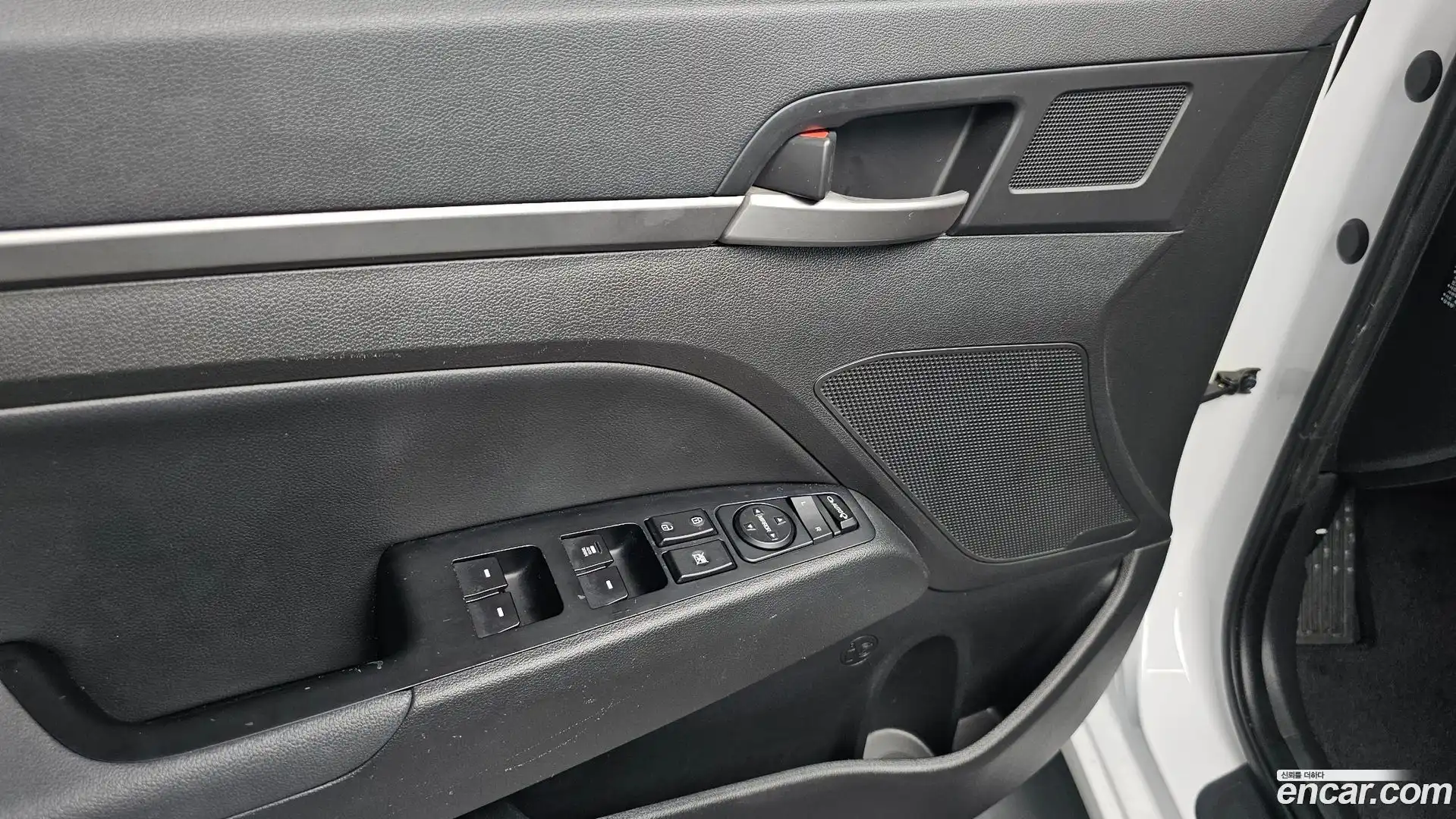 AVANTE Hyundai 2016.10-OPTION-042