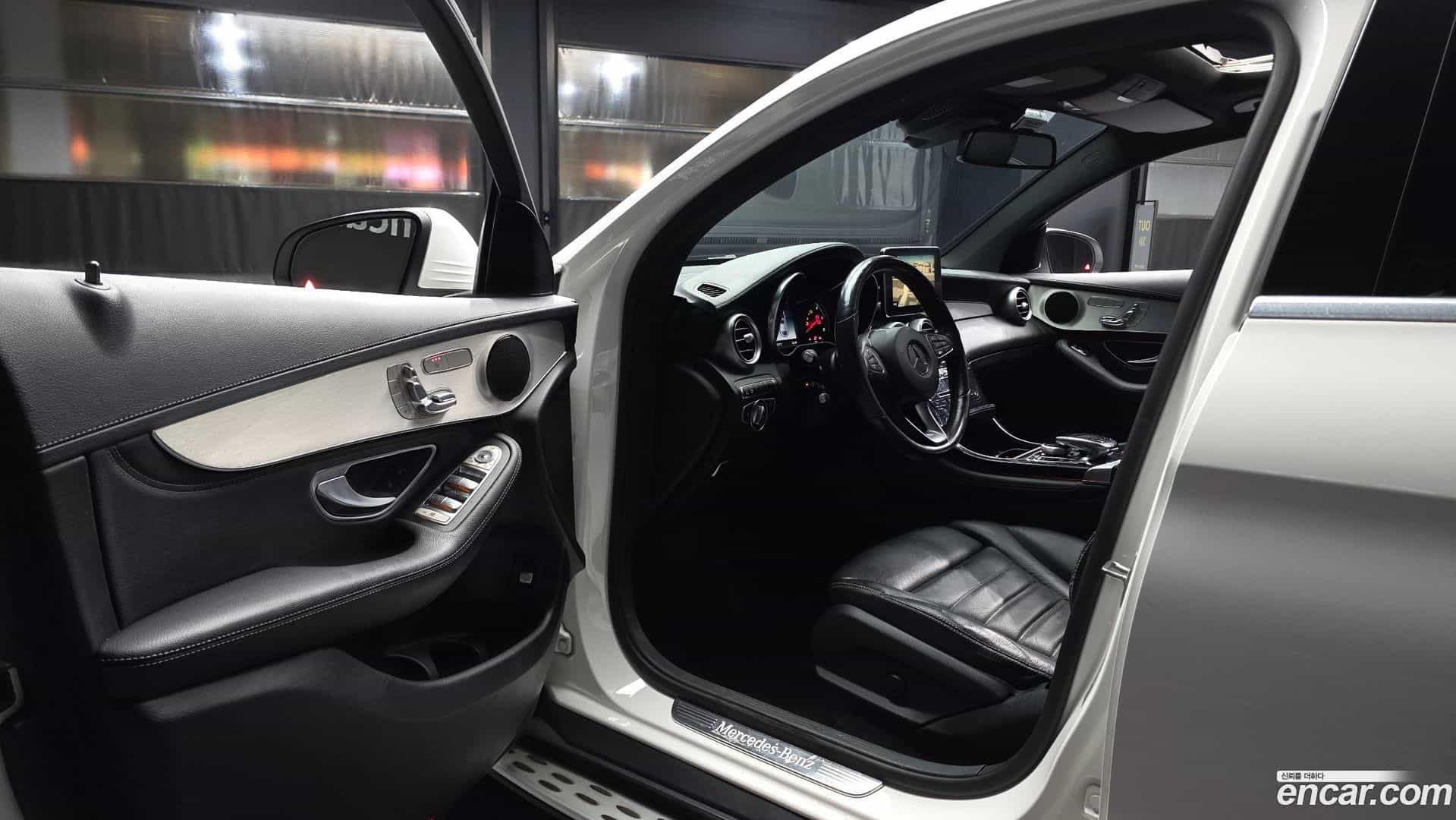 GLC-Class Mercedes-Benz 2017.10-INNER-010