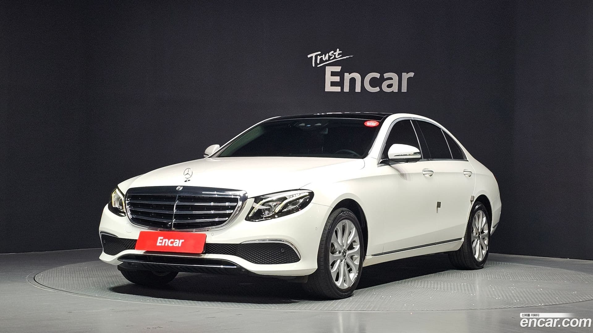 Main__Slider__Photo:E-Class Mercedes-Benz 2019.6-0