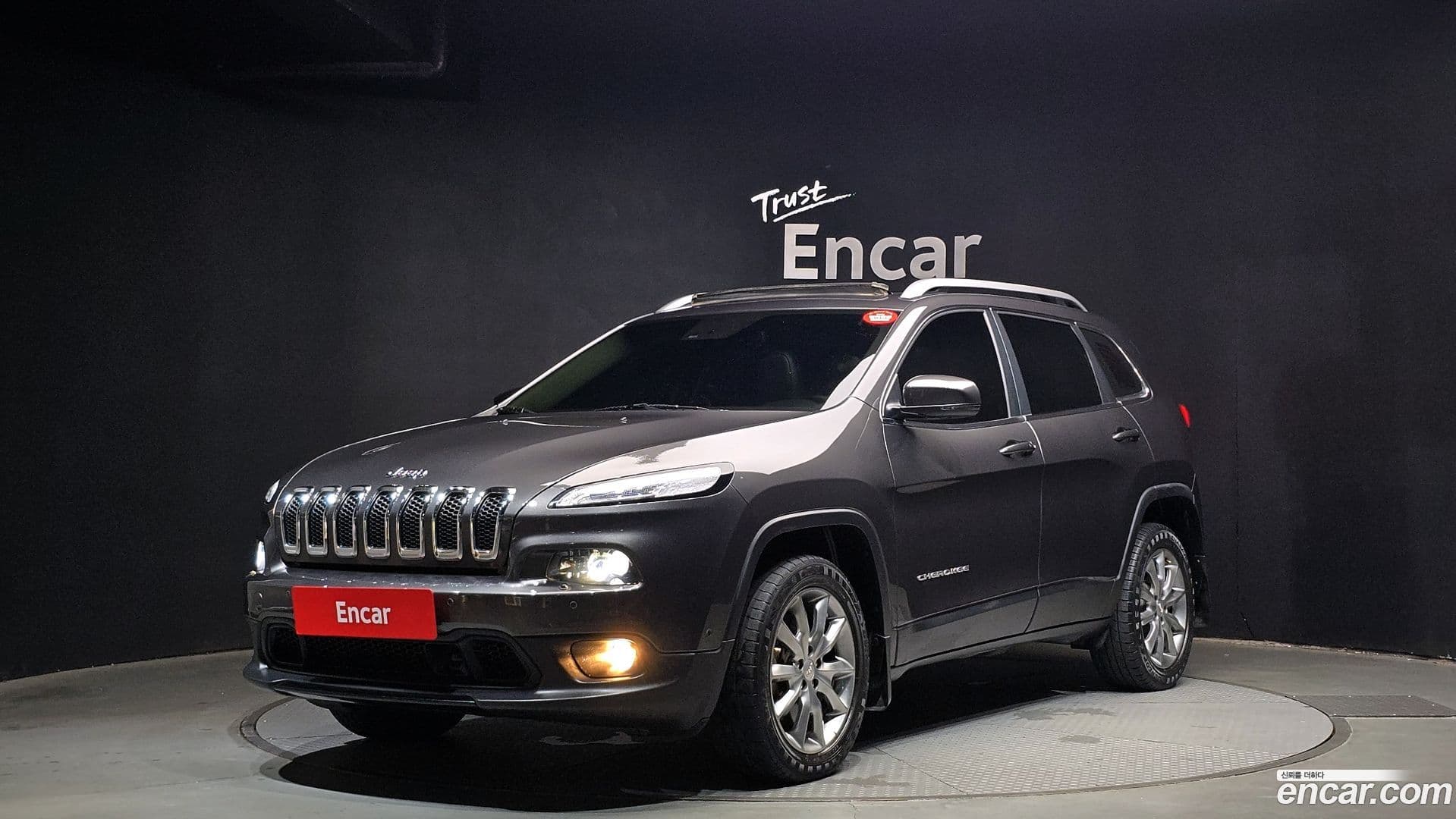Main__Slider__Photo:Cherokee Jeep 2017.10-0