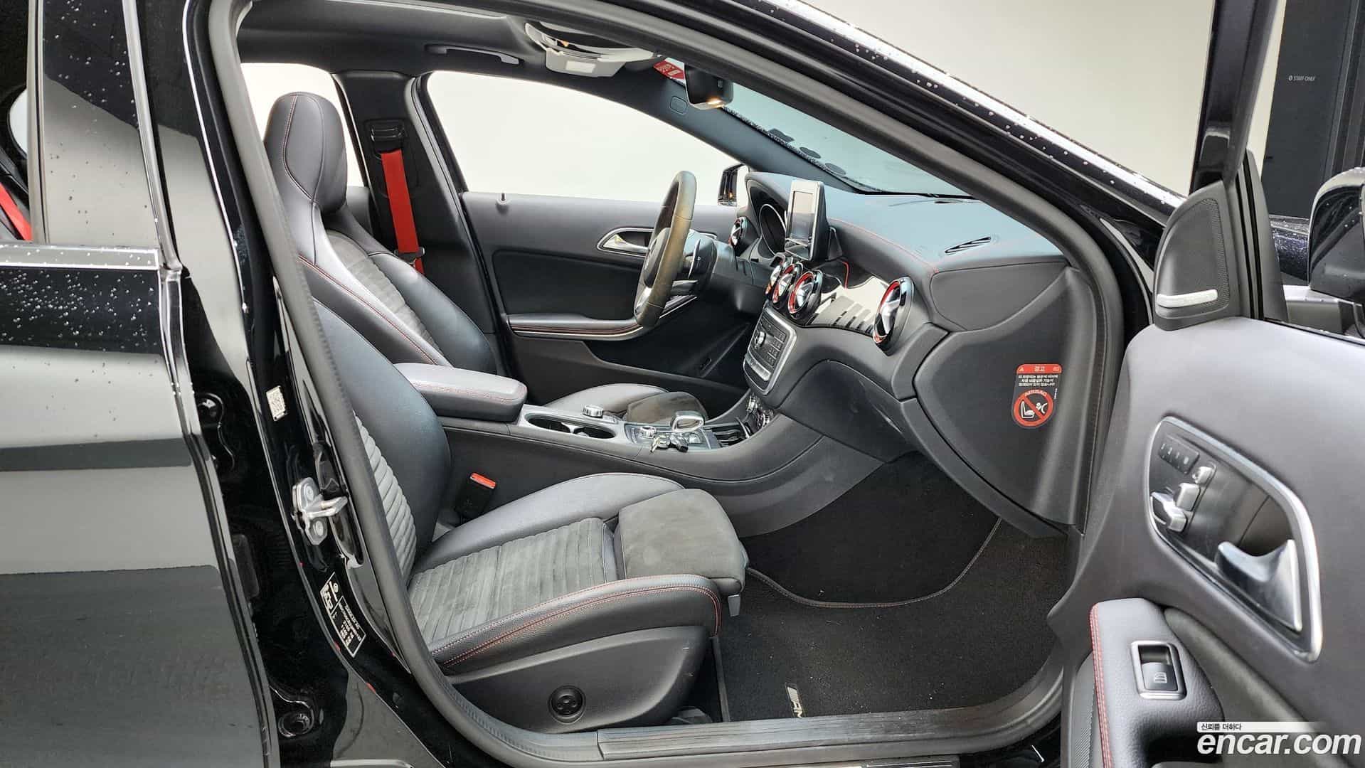 GLA-Class Mercedes-Benz 2018.2-INNER-010