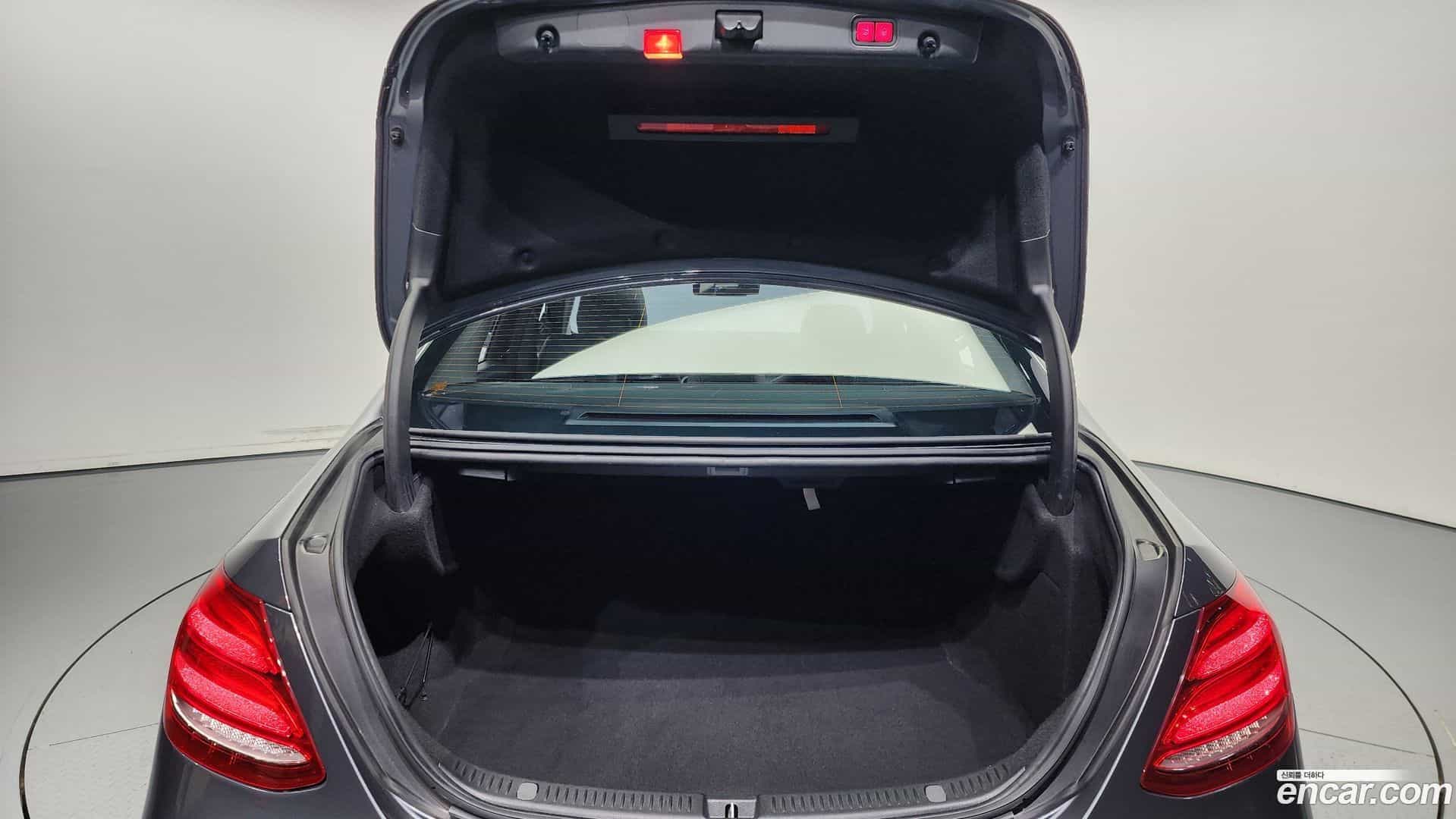E-Class Mercedes-Benz 2017.8-OPTION-024