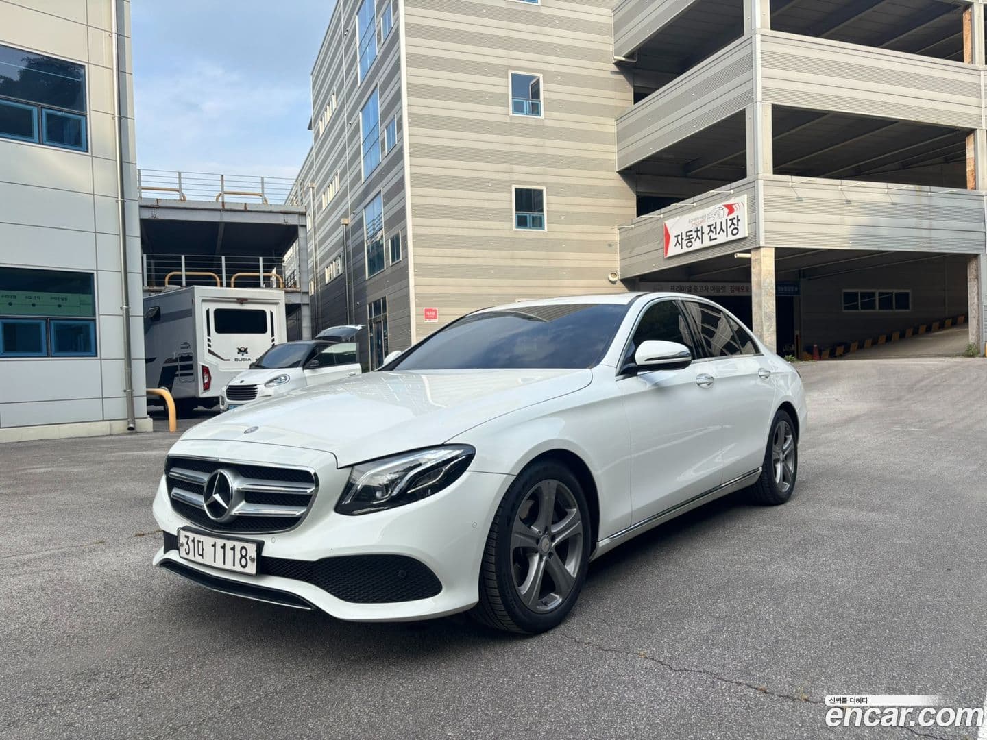 Main__Slider__Photo:E-Class Mercedes-Benz 2017.3-0