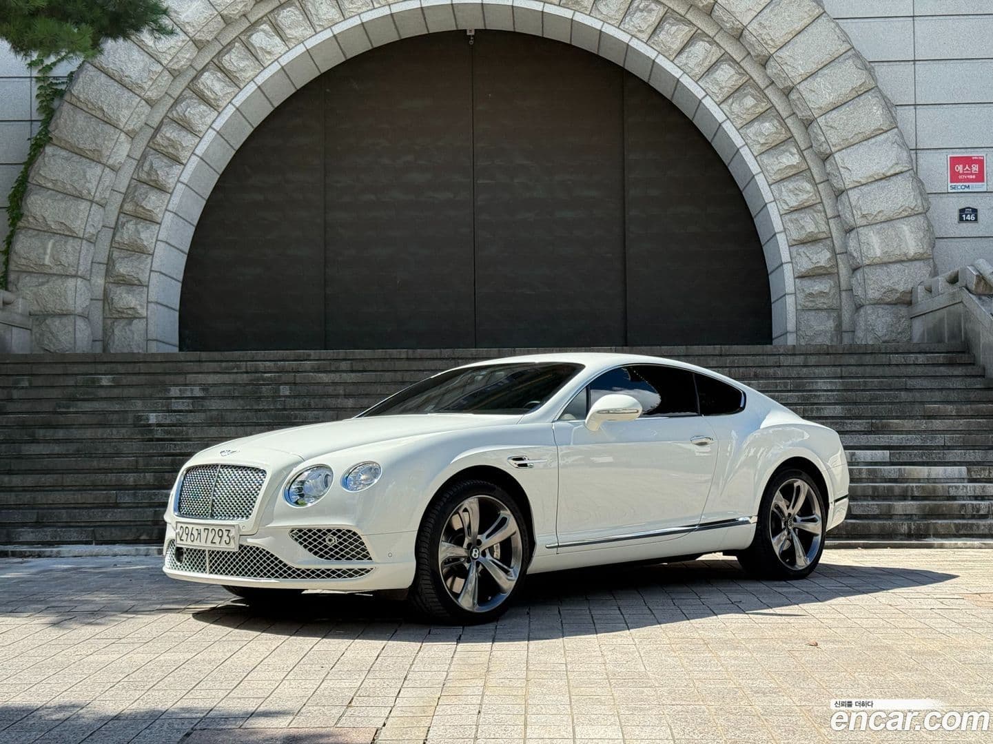 Main__Slider__Photo:Continental Bentley 2015.9-0
