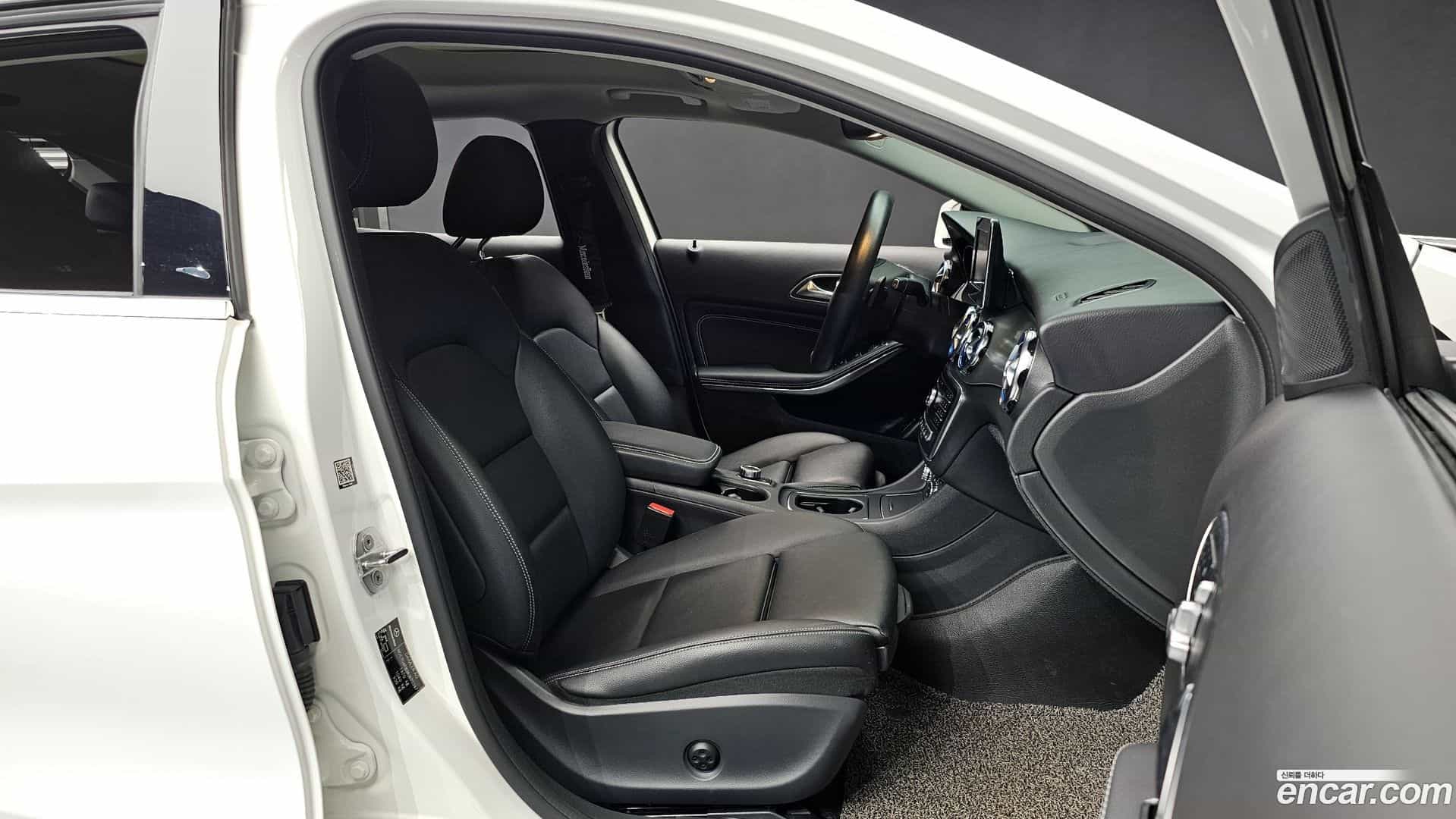 GLA-Class Mercedes-Benz 2019.3-INNER-010