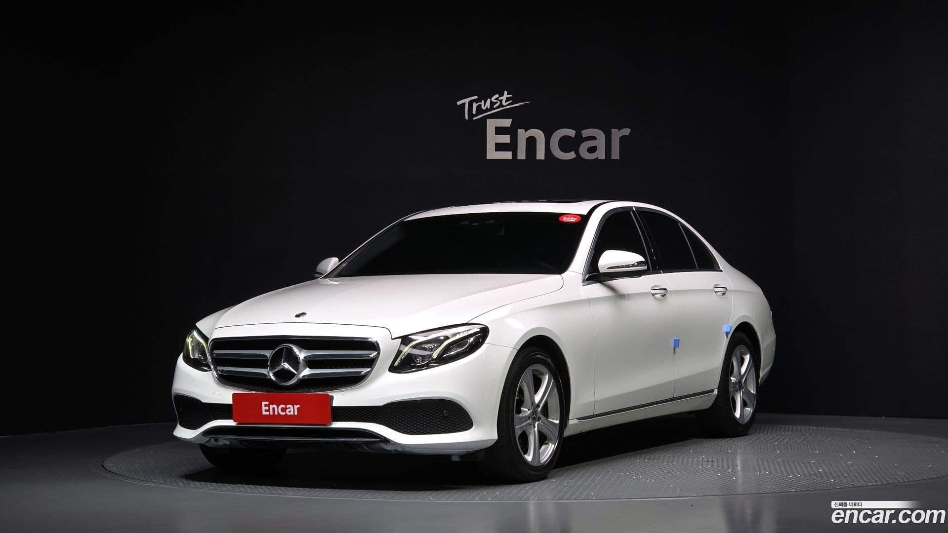 Main__Slider__Photo:E-Class Mercedes-Benz 2017.11-0