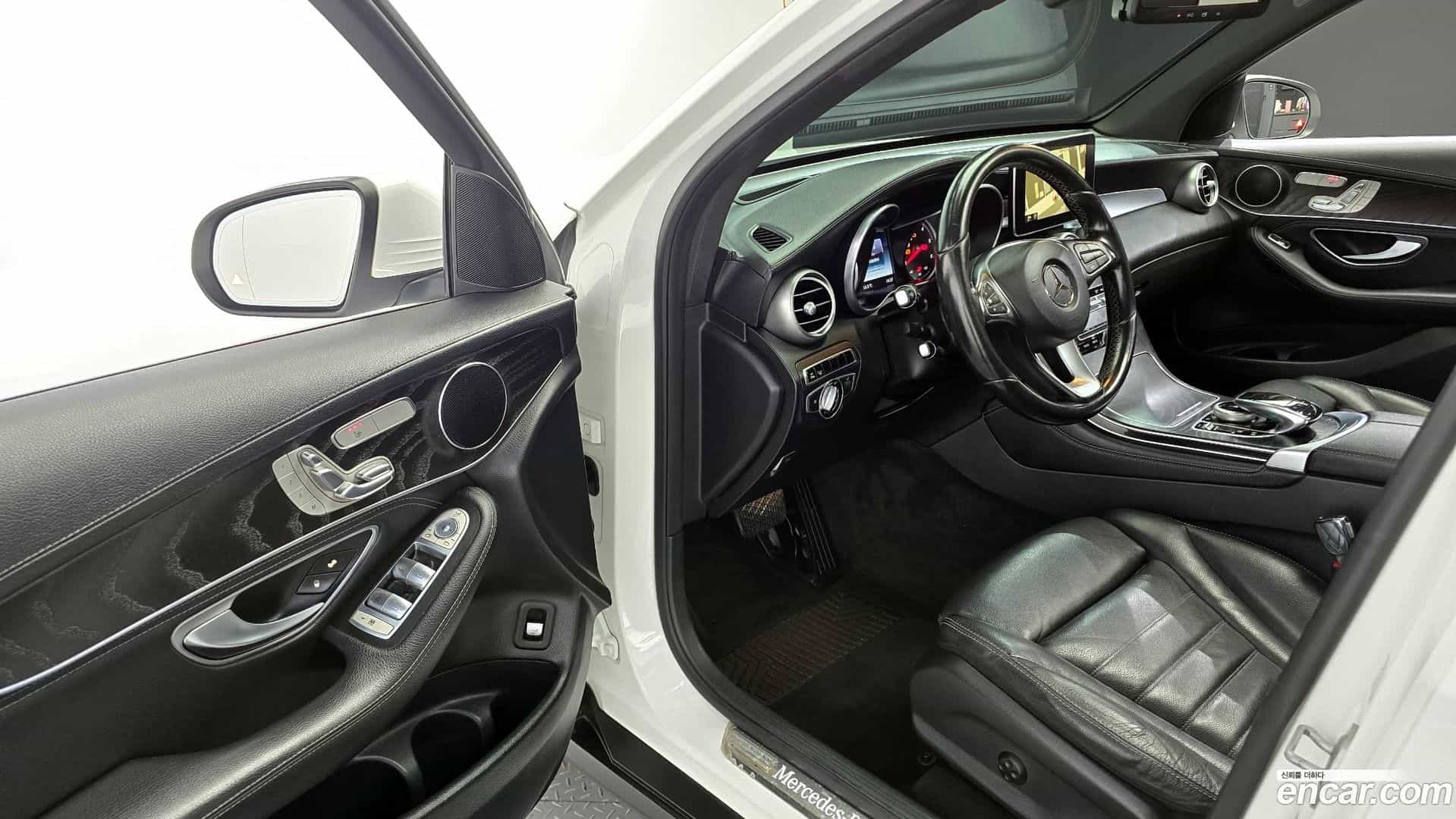 GLC-Class Mercedes-Benz 2016.0-INNER-010