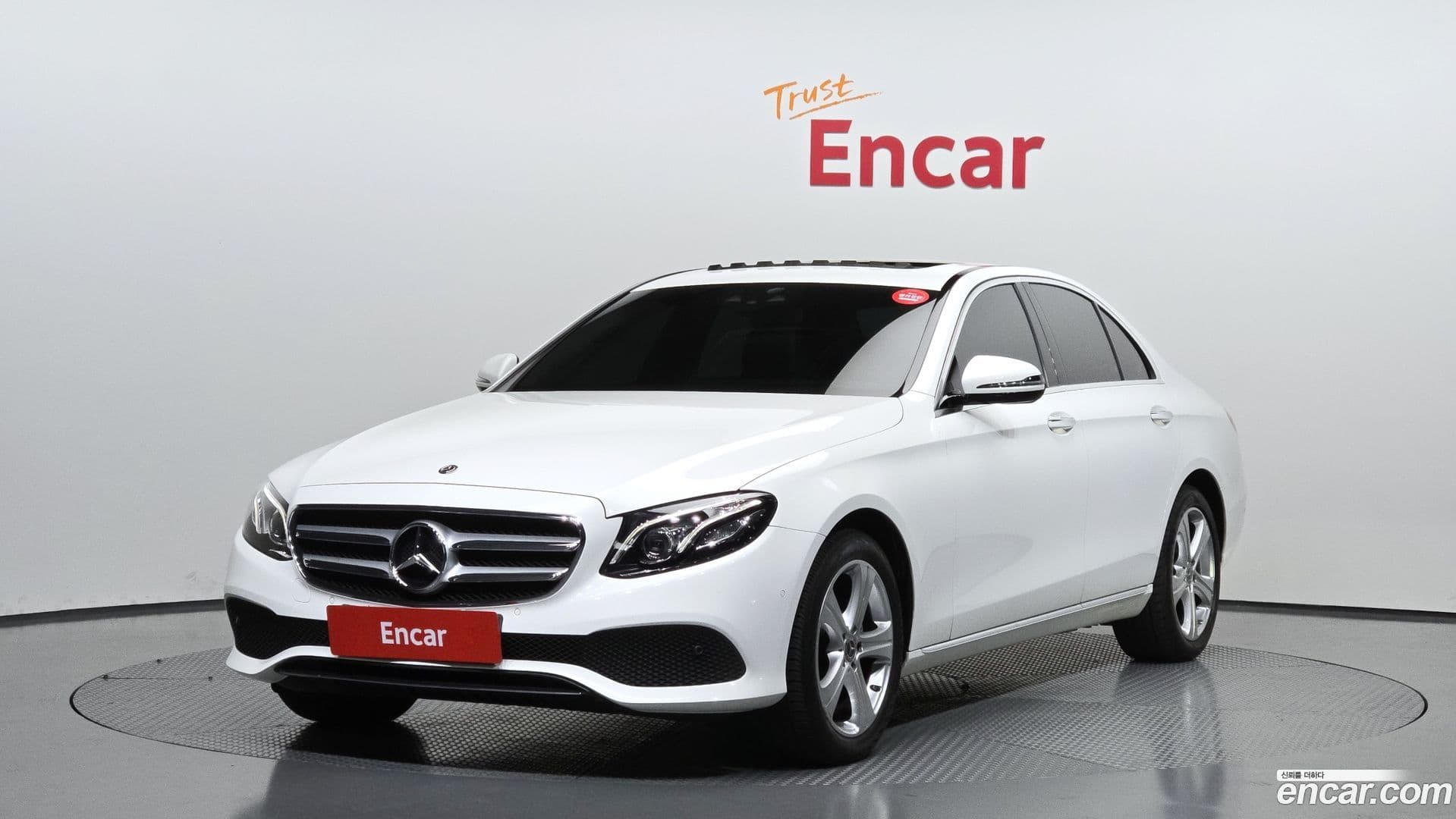 Main__Slider__Photo:E-Class Mercedes-Benz 2018.5-0
