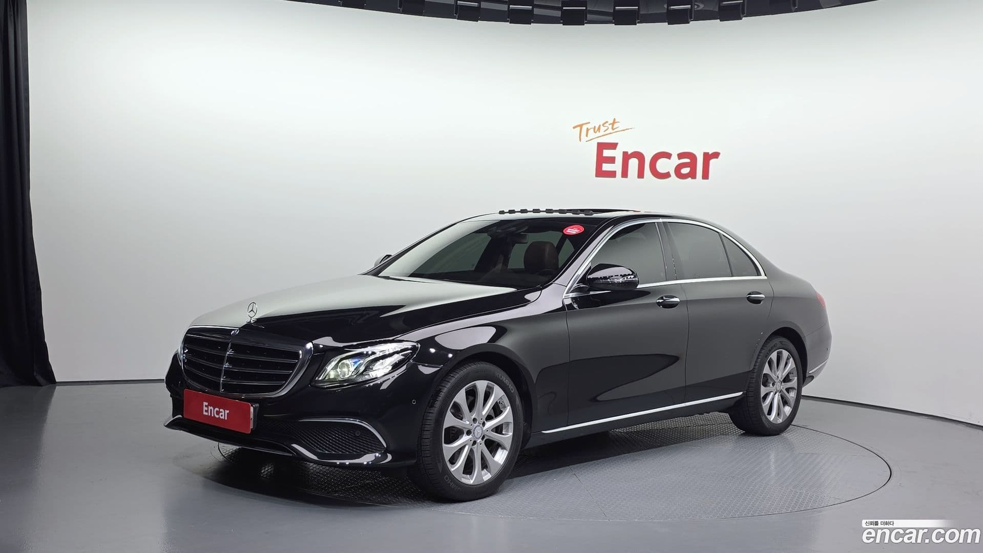 Main__Slider__Photo:E-Class Mercedes-Benz 2016.10-0