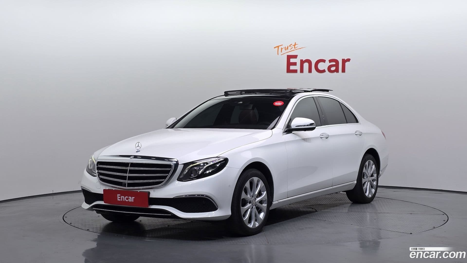 Main__Slider__Photo:E-Class Mercedes-Benz 2016.9-0