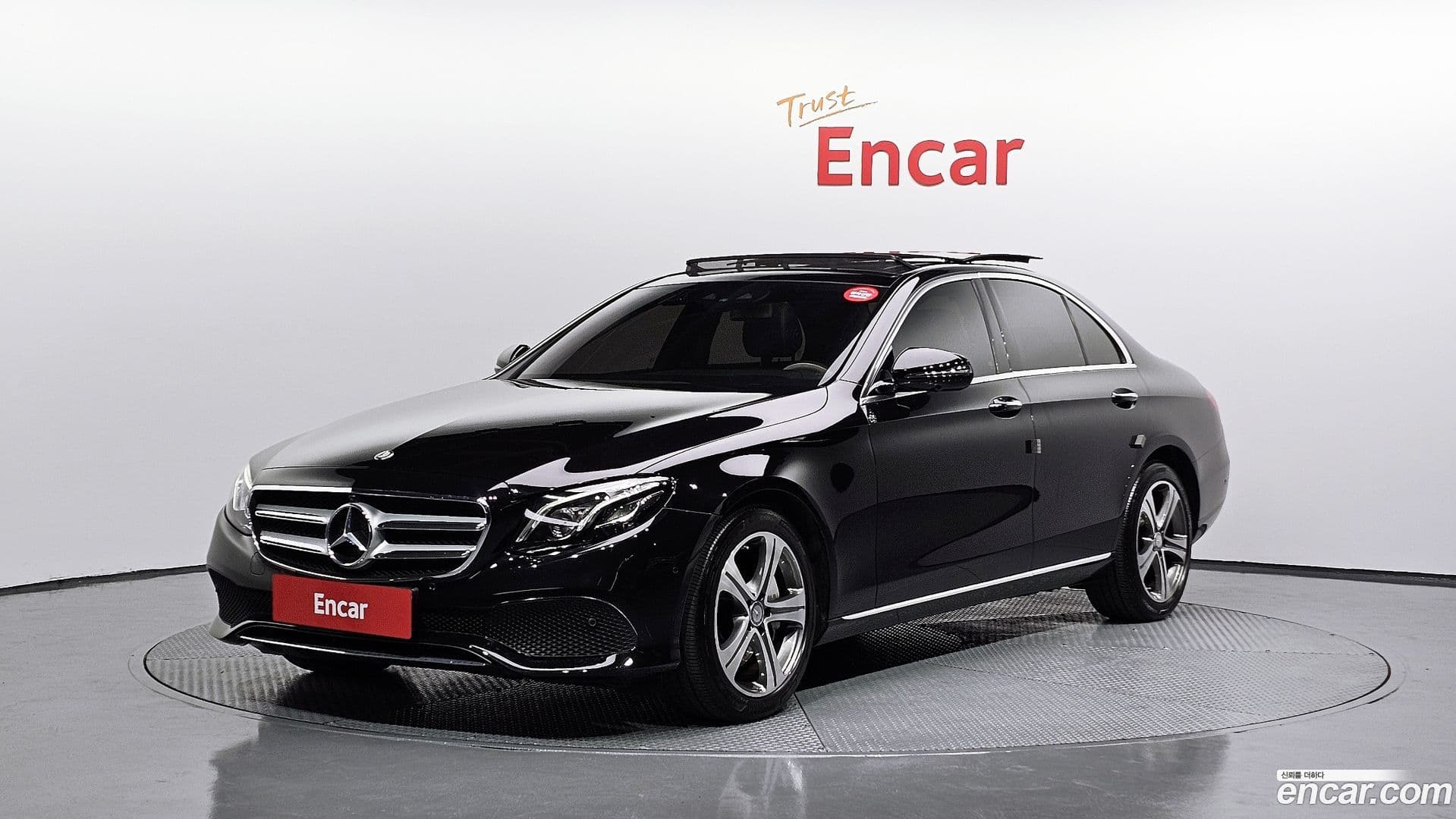 Main__Slider__Photo:E-Class Mercedes-Benz 2016.10-0