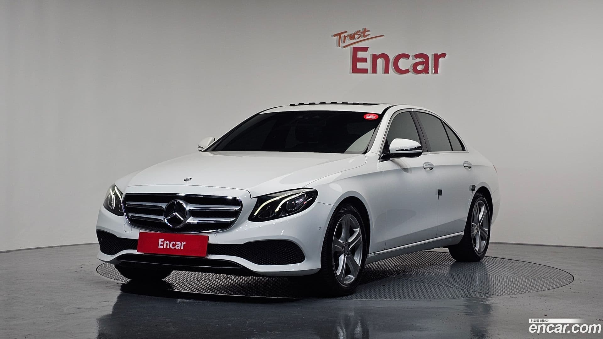 Main__Slider__Photo:E-Class Mercedes-Benz 2016.11-0