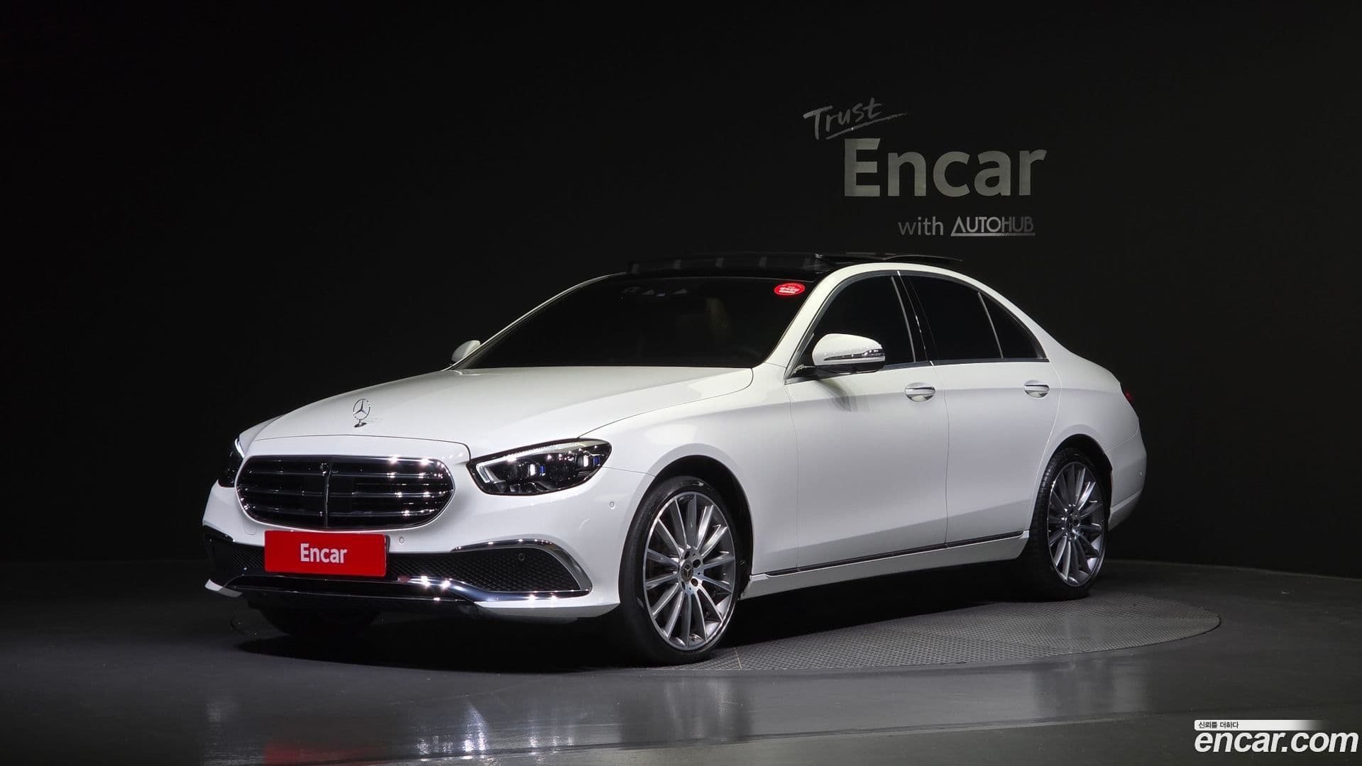 Main__Slider__Photo:E-Class Mercedes-Benz 2023.8-0