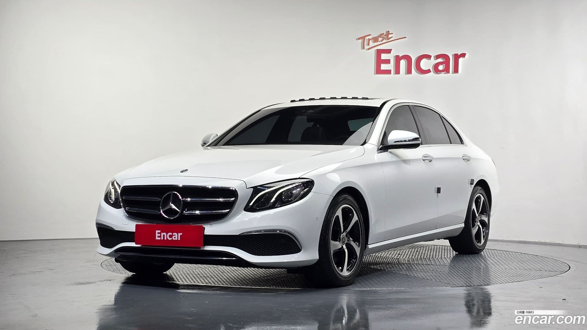 Main__Slider__Photo:E-Class Mercedes-Benz 2020.8-0