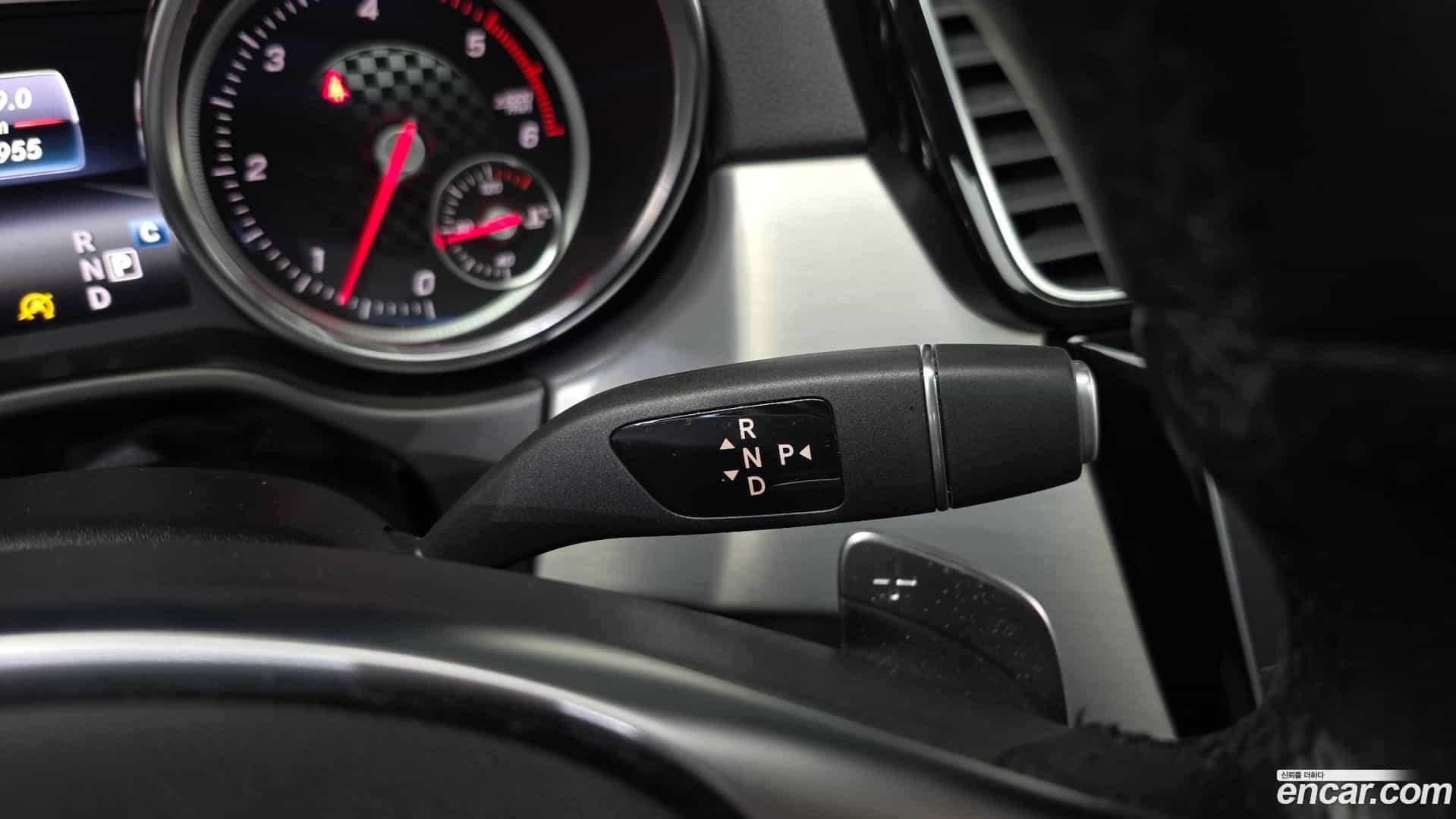GLE-Class Mercedes-Benz 2018.8-INNER-009