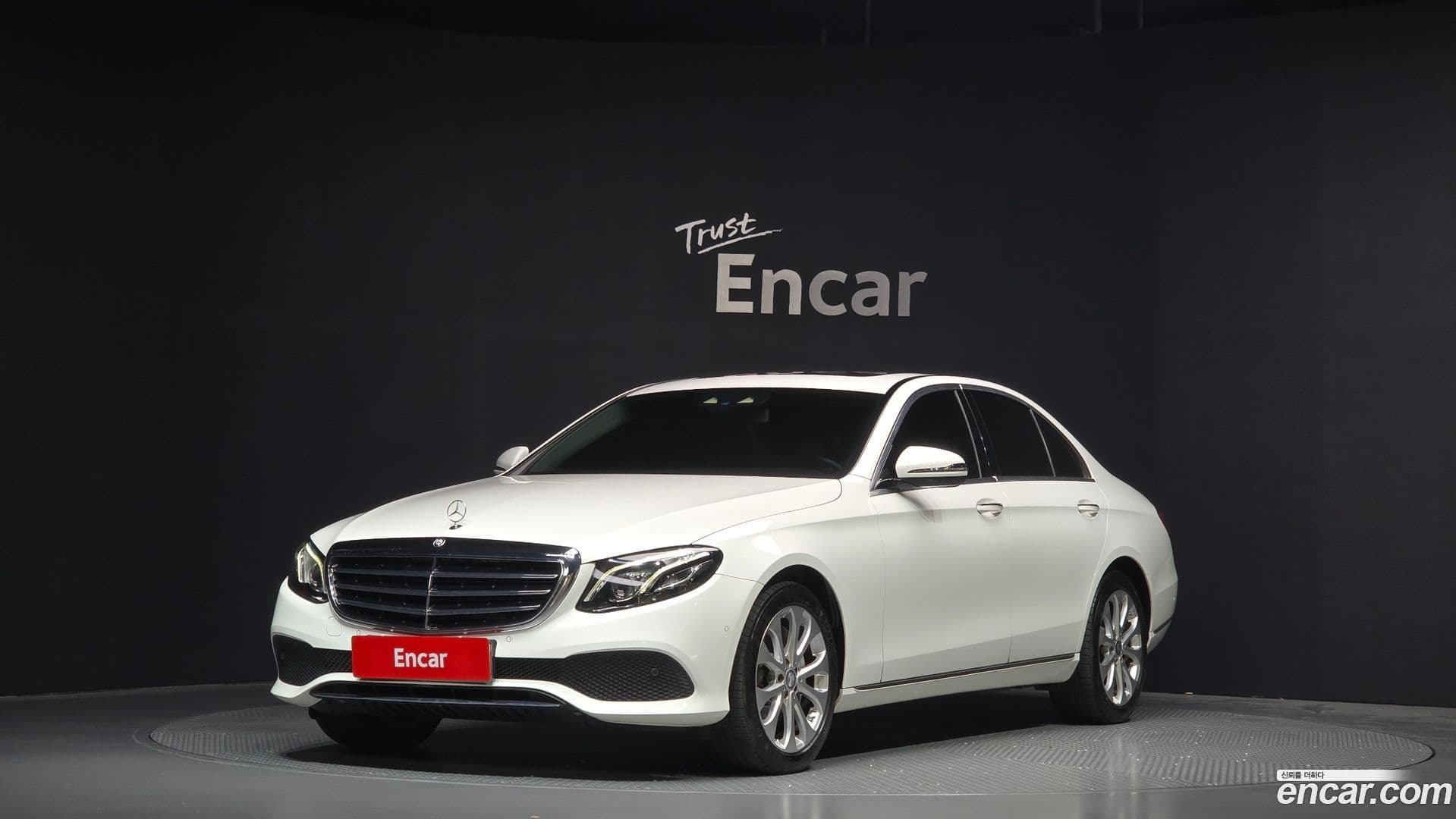 Main__Slider__Photo:E-Class Mercedes-Benz 2016.7-0