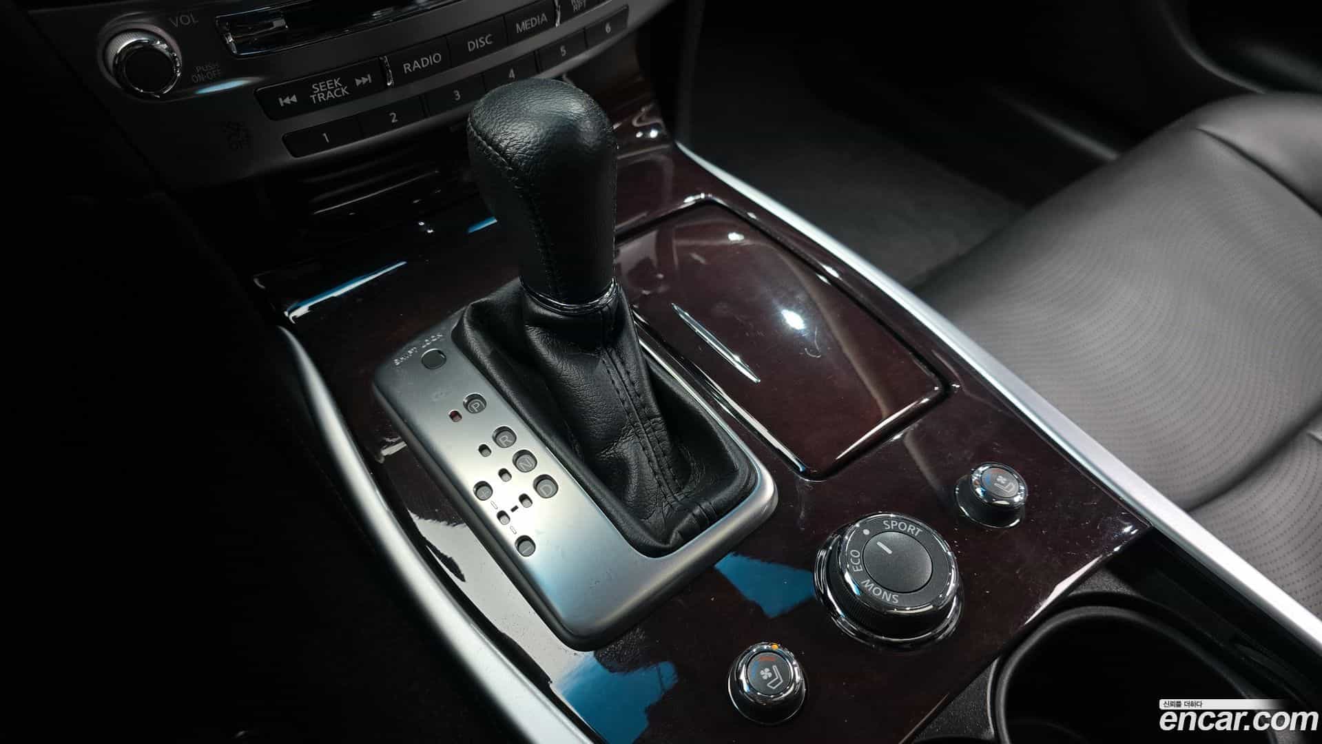 Q70 Infiniti 2019.0-INNER-009