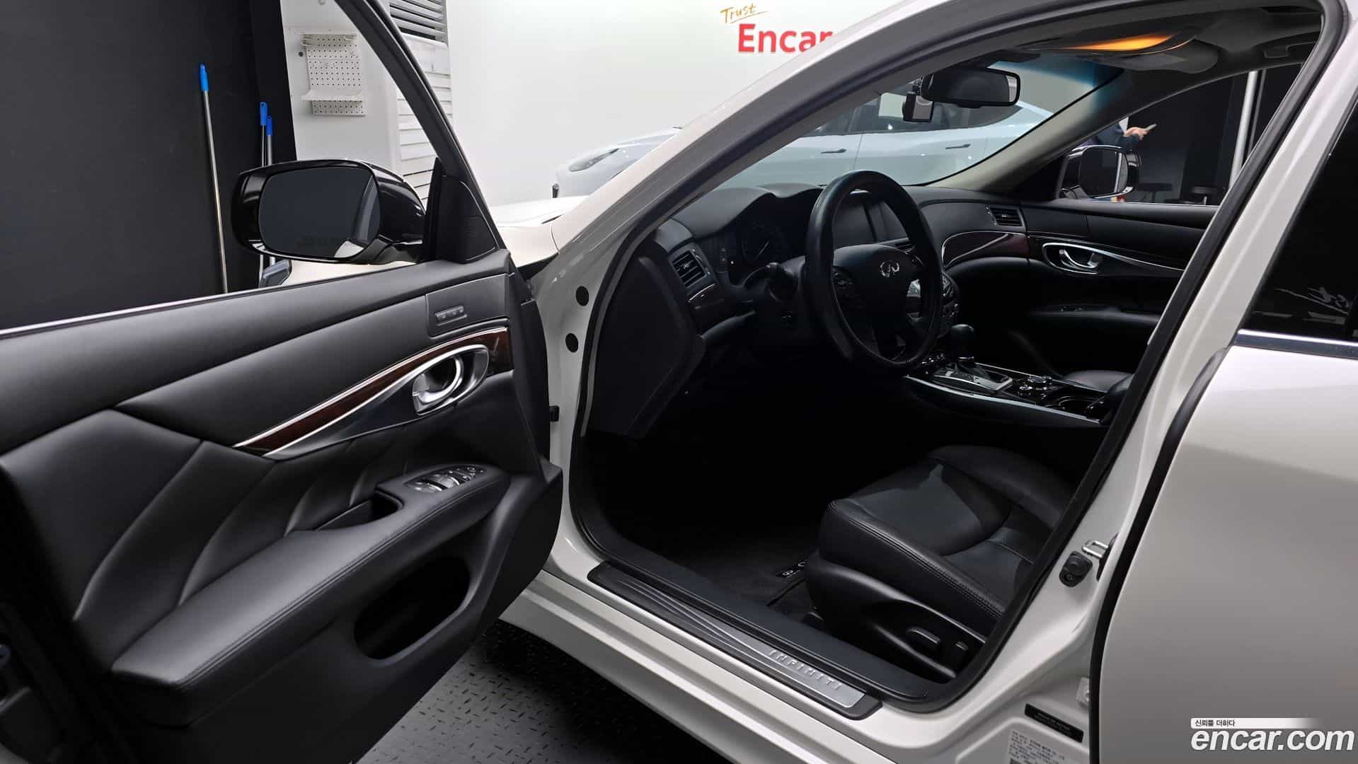 Q70 Infiniti 2019.0-INNER-010