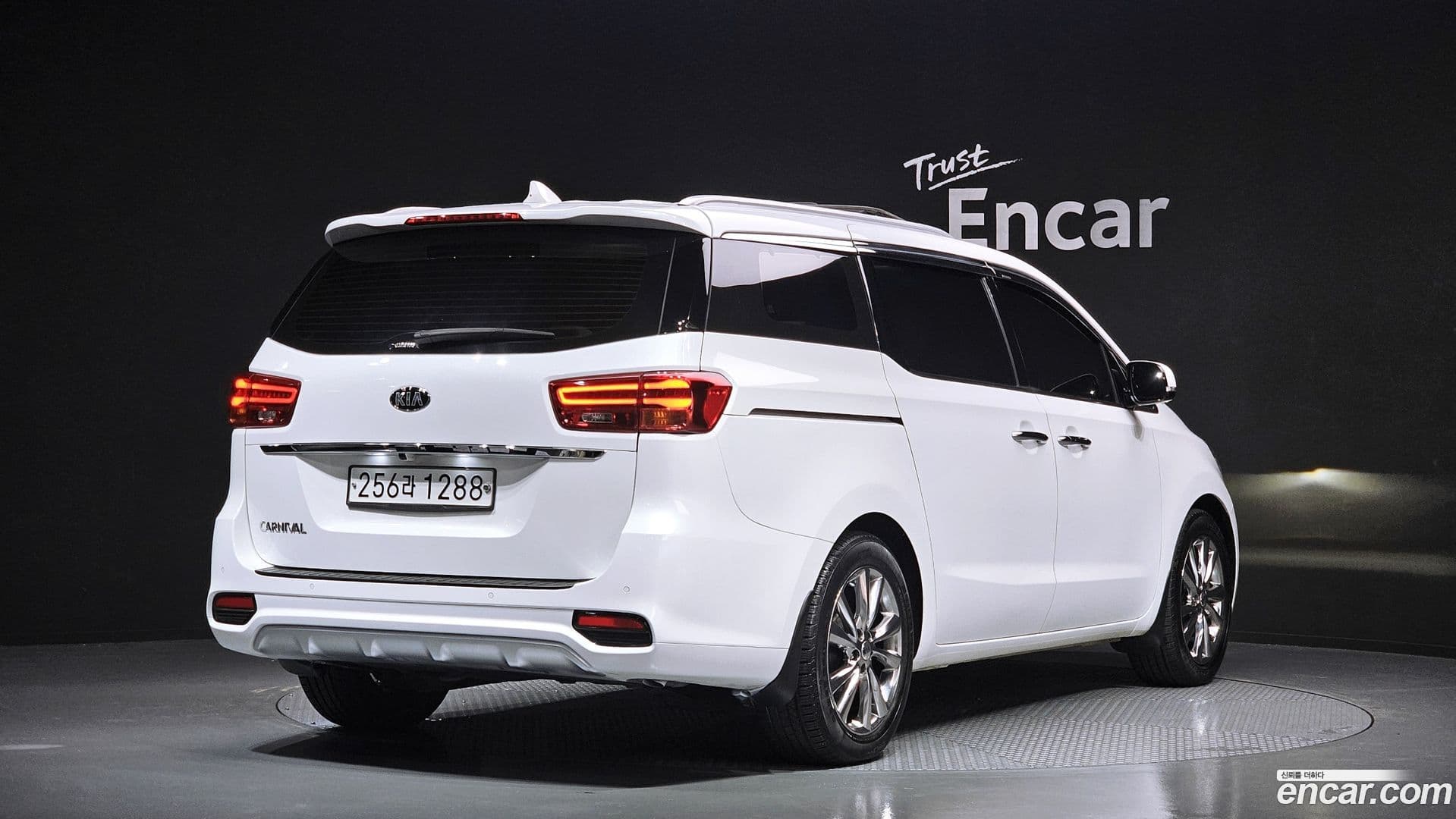 Main__Slider__Photo:Canival Kia 2019.9-0