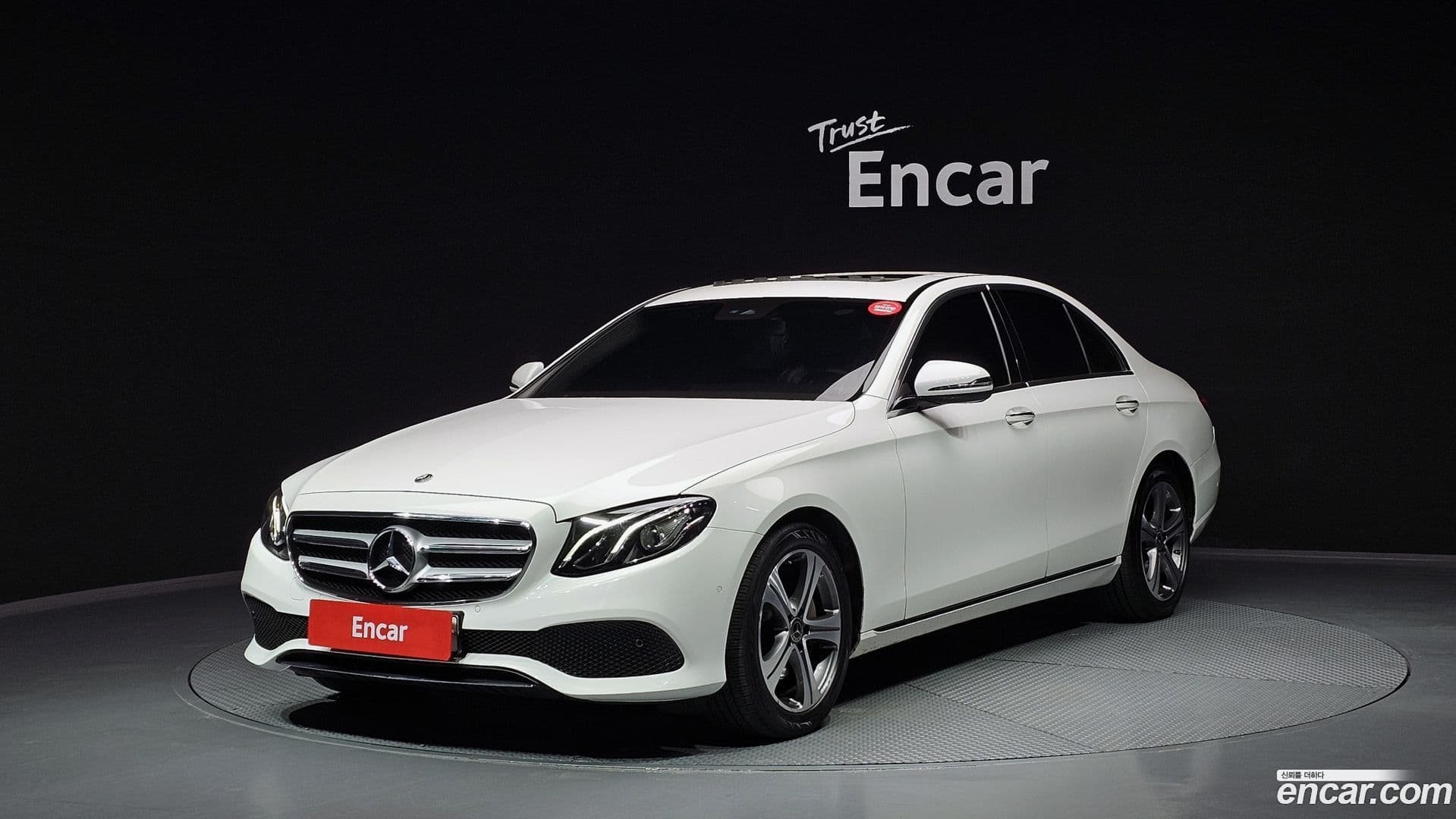 Main__Slider__Photo:E-Class Mercedes-Benz 2019.4-0