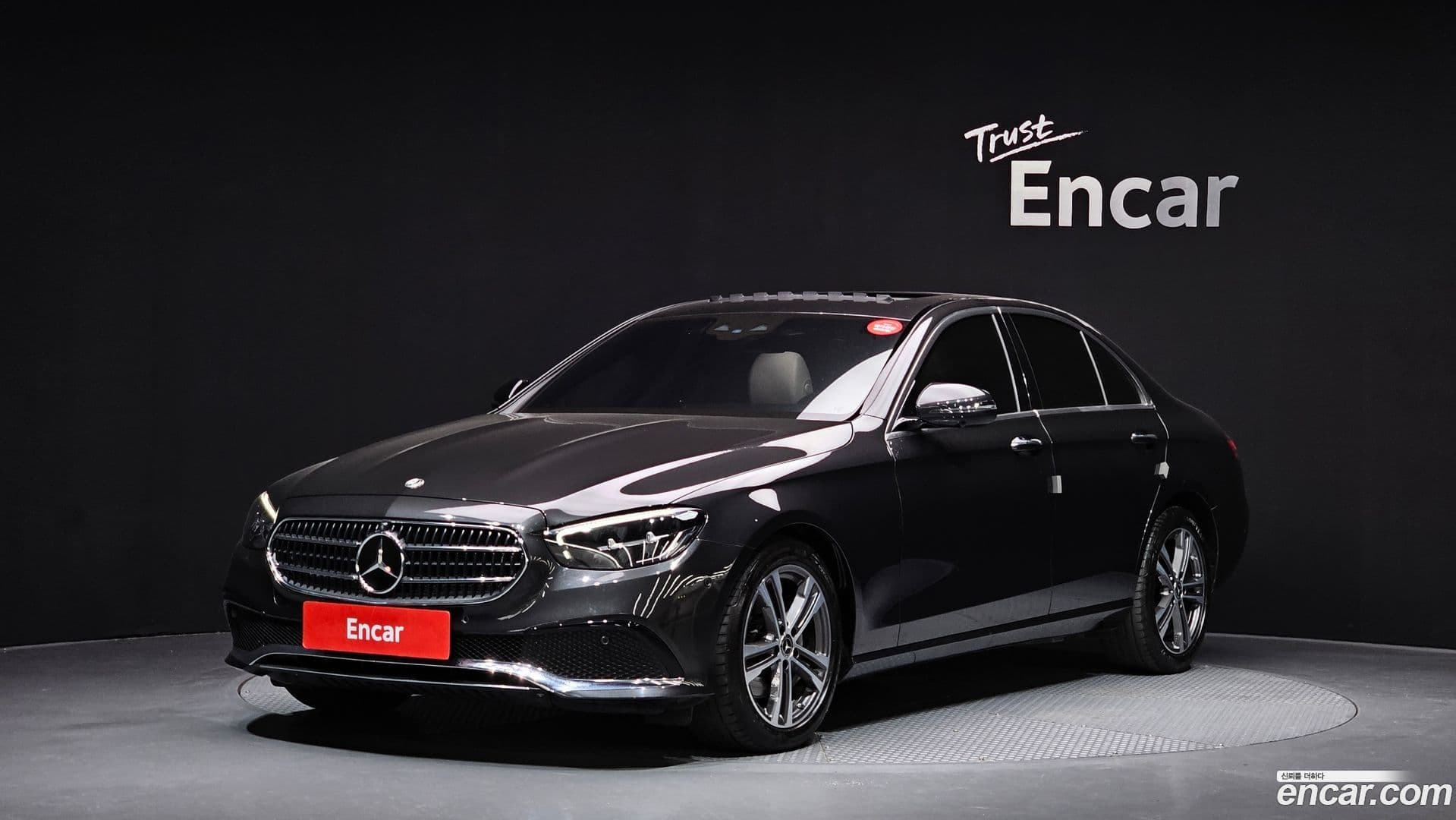 Main__Slider__Photo:E-Class Mercedes-Benz 2023.5-0