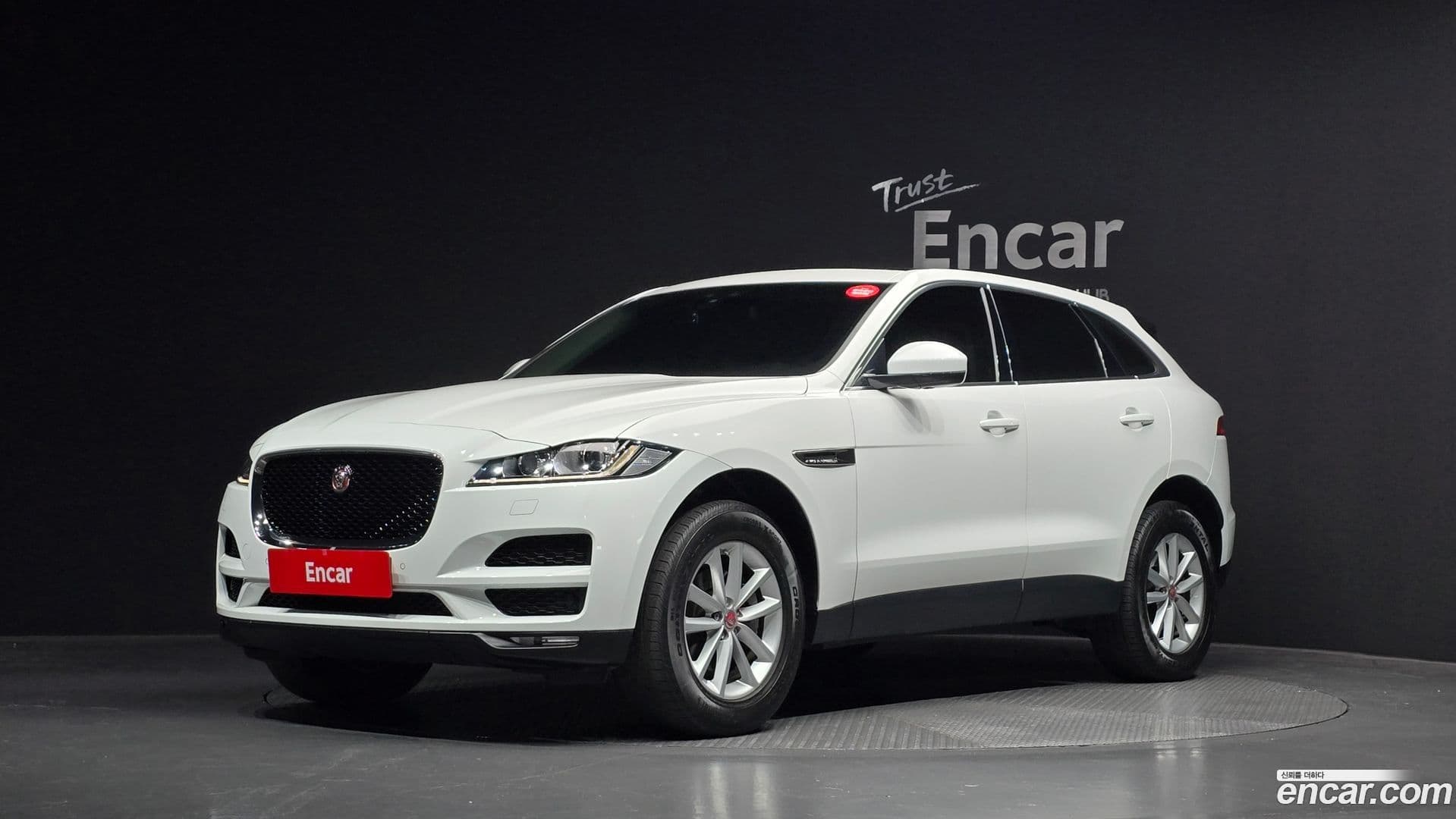 Main__Slider__Photo:F-PACE Jaguar 2017.2-0