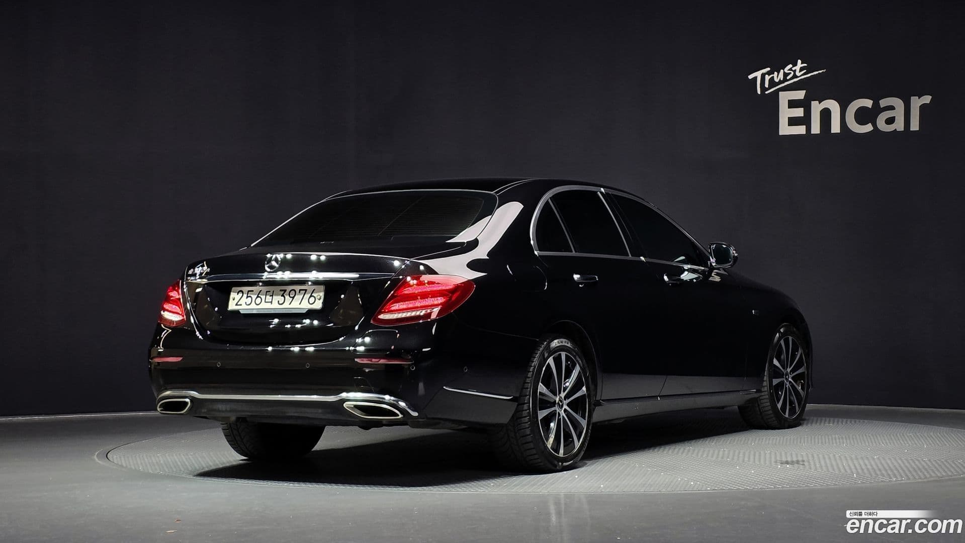 Main__Slider__Photo:E-Class Mercedes-Benz 2019.10-0