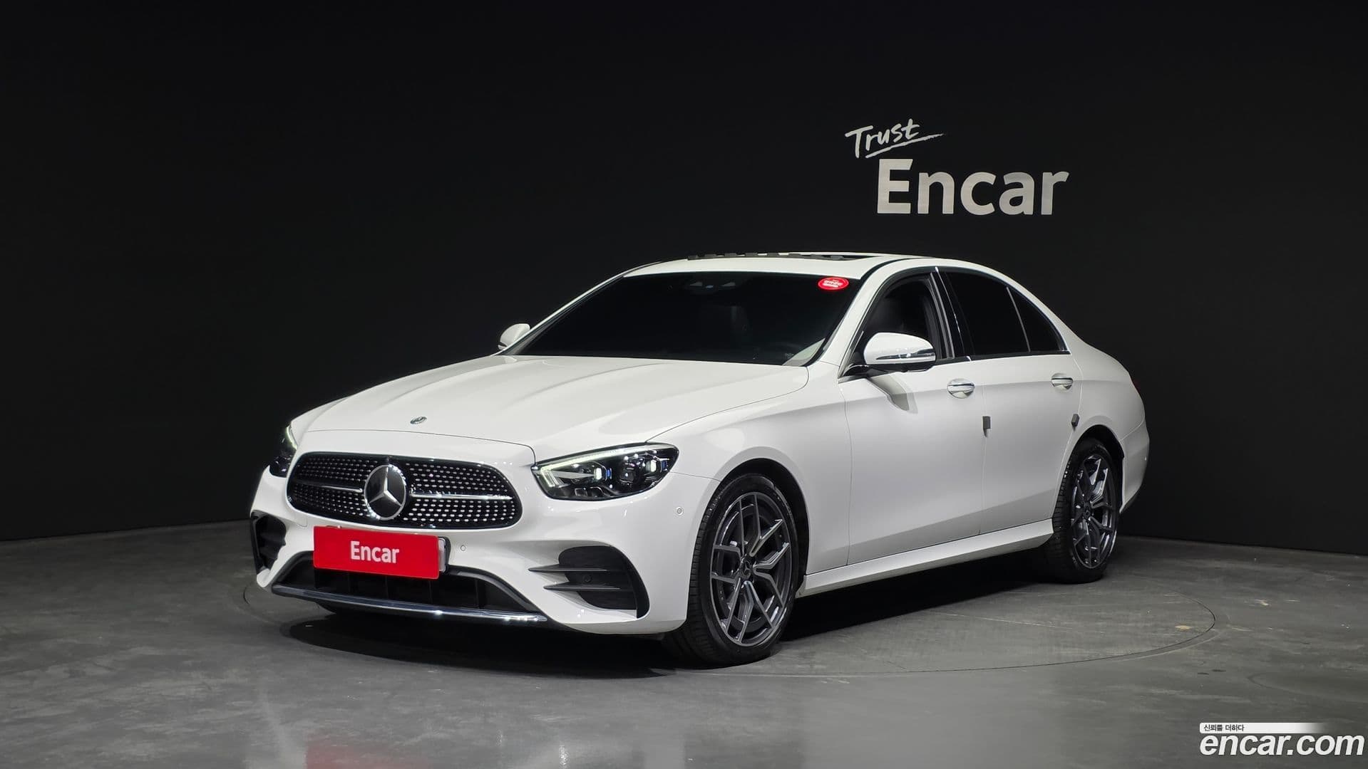 Main__Slider__Photo:E-Class Mercedes-Benz 2021.0-0