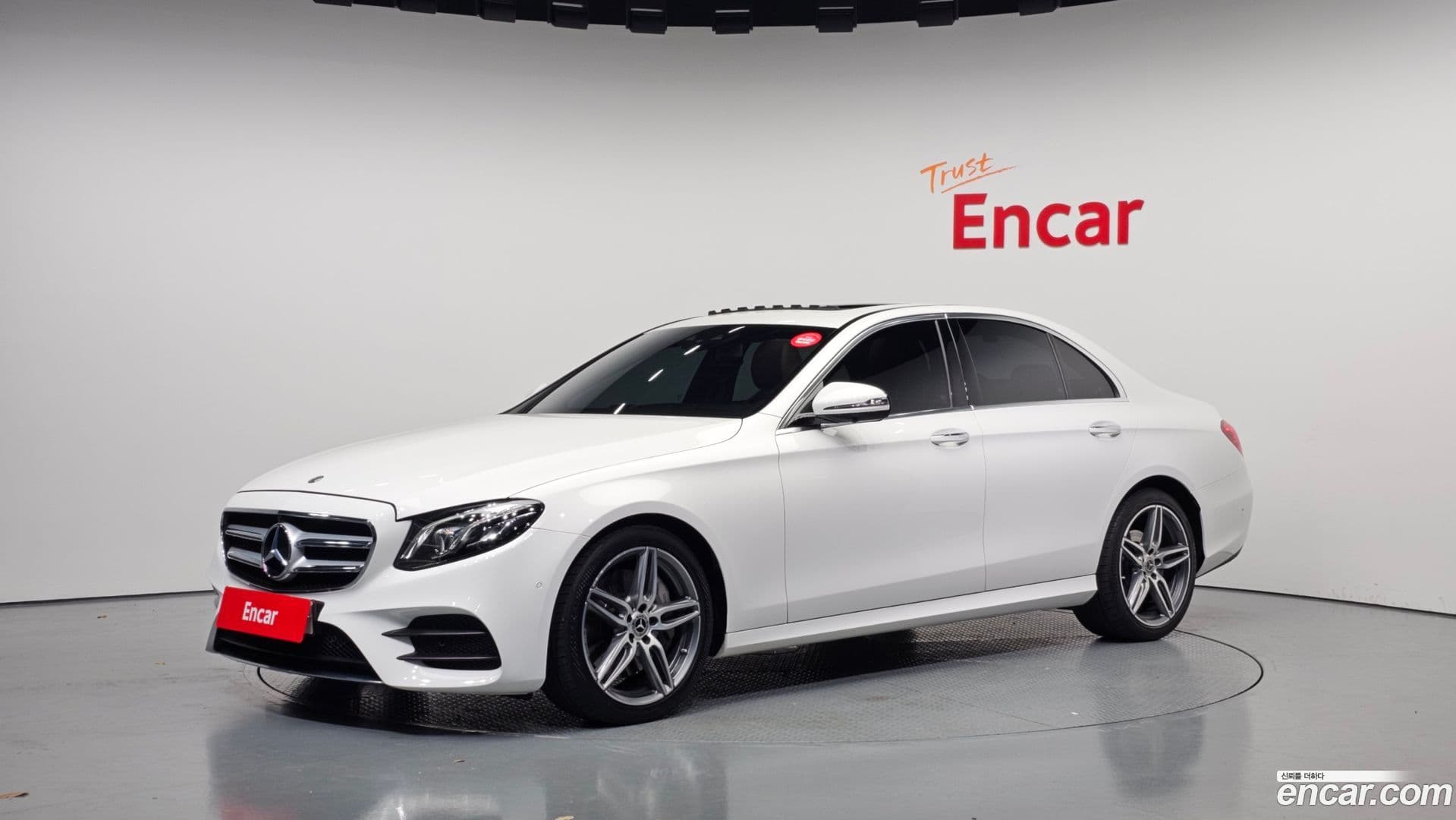 Main__Slider__Photo:E-Class Mercedes-Benz 2019.1-0