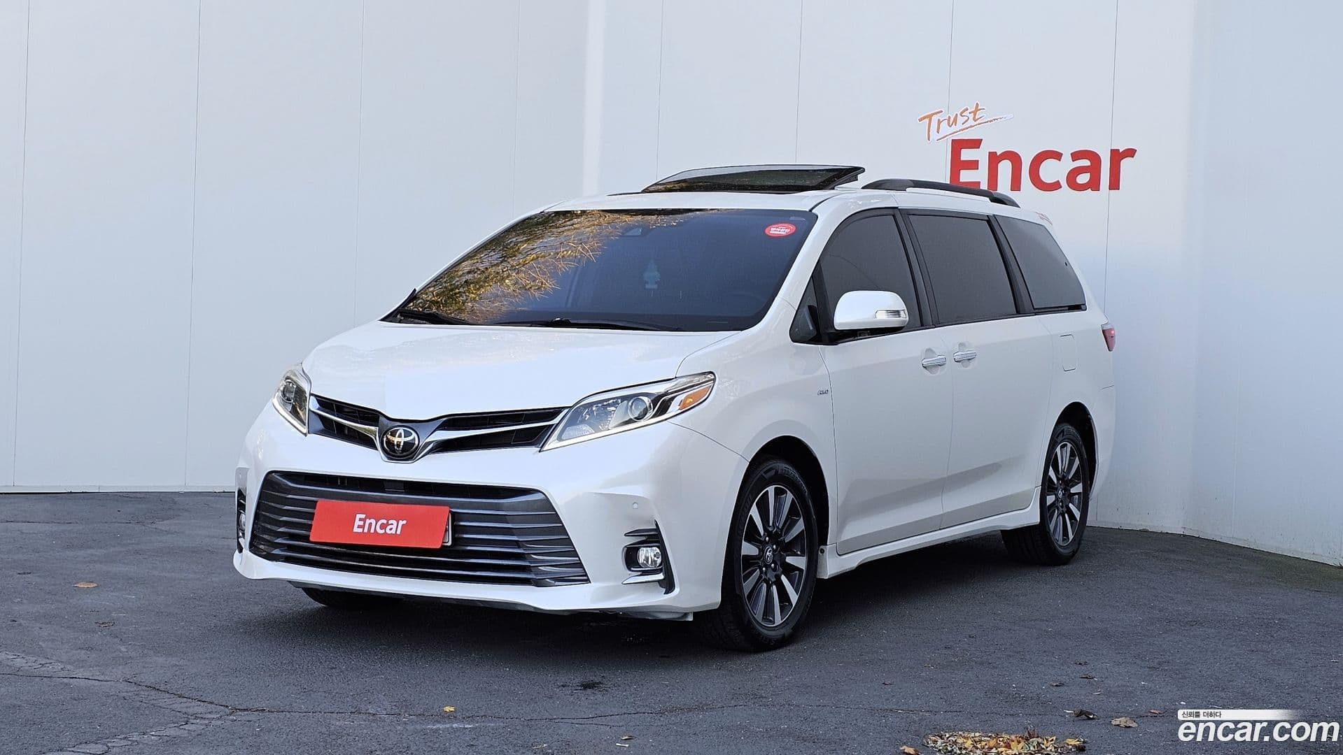 Main__Slider__Photo:Sienna Toyota 2019.10-0