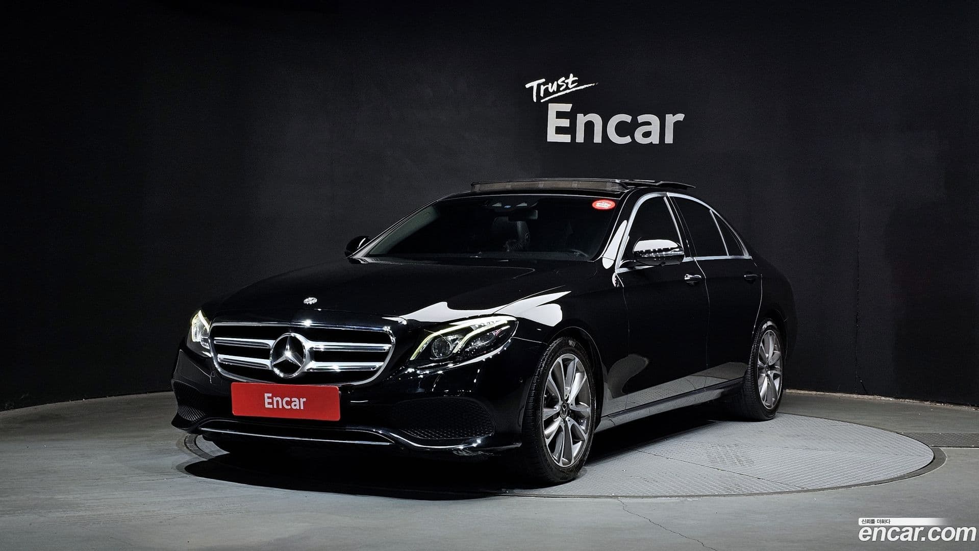 Main__Slider__Photo:E-Class Mercedes-Benz 2018.10-0