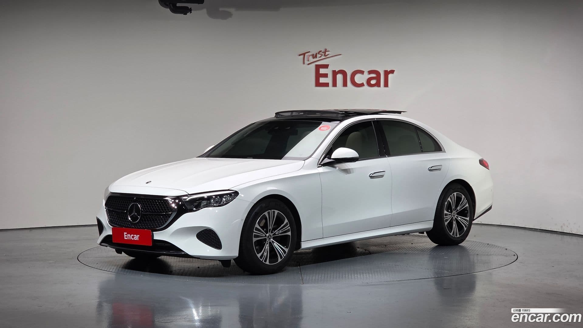 Main__Slider__Photo:E-Class Mercedes-Benz 2024.4-0
