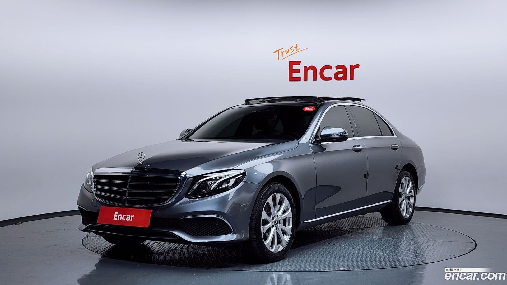 Main__Slider__Photo:E-Class Mercedes-Benz 2019.8-0