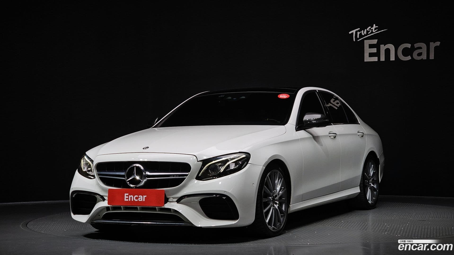 Main__Slider__Photo:E-Class Mercedes-Benz 2017.6-0
