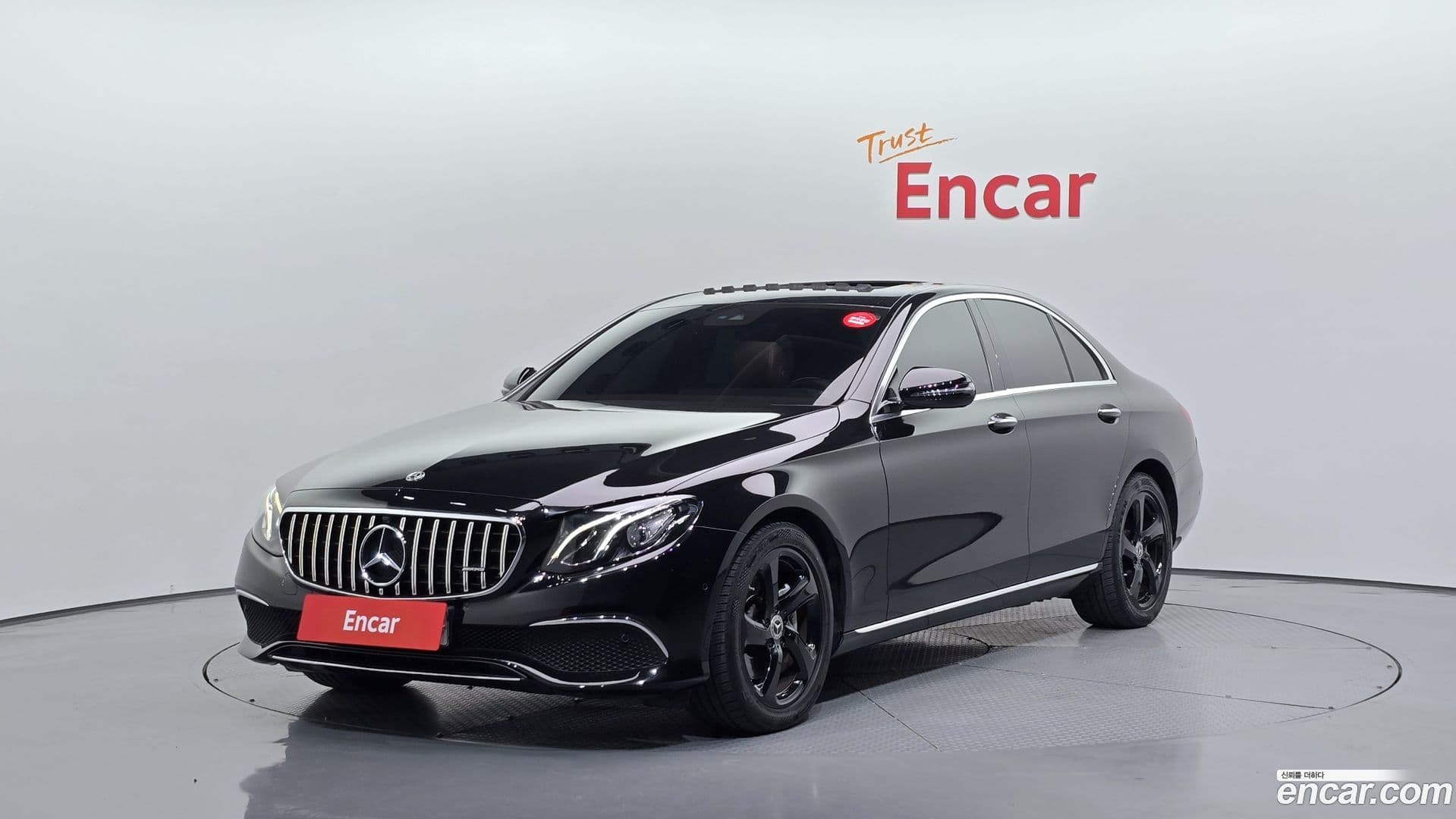 Main__Slider__Photo:E-Class Mercedes-Benz 2019.10-0