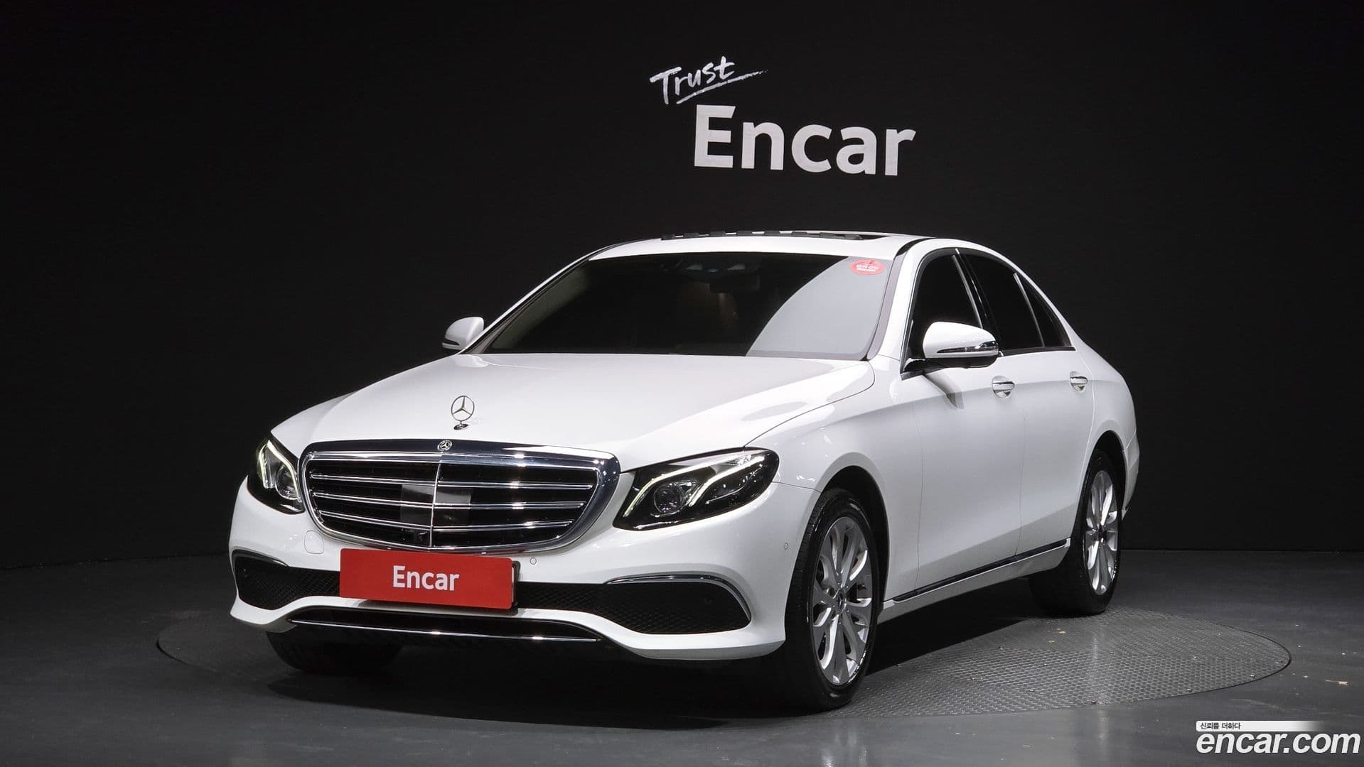 Main__Slider__Photo:E-Class Mercedes-Benz 2020.6-0