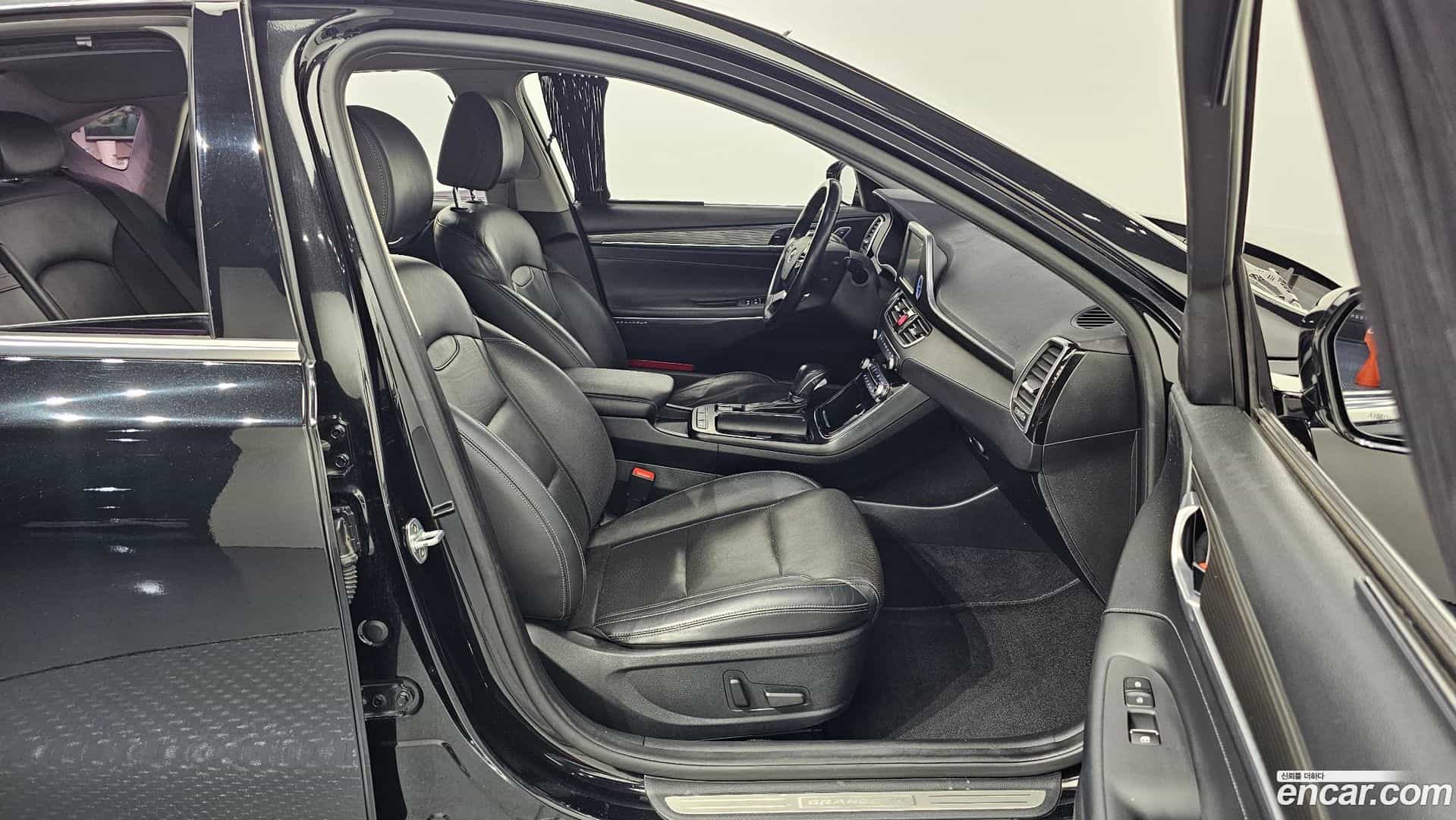 Grandeur Hyundai 2016.10-INNER-010