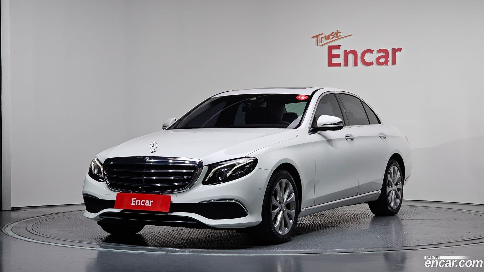 Main__Slider__Photo:E-Class Mercedes-Benz 2016.8-0
