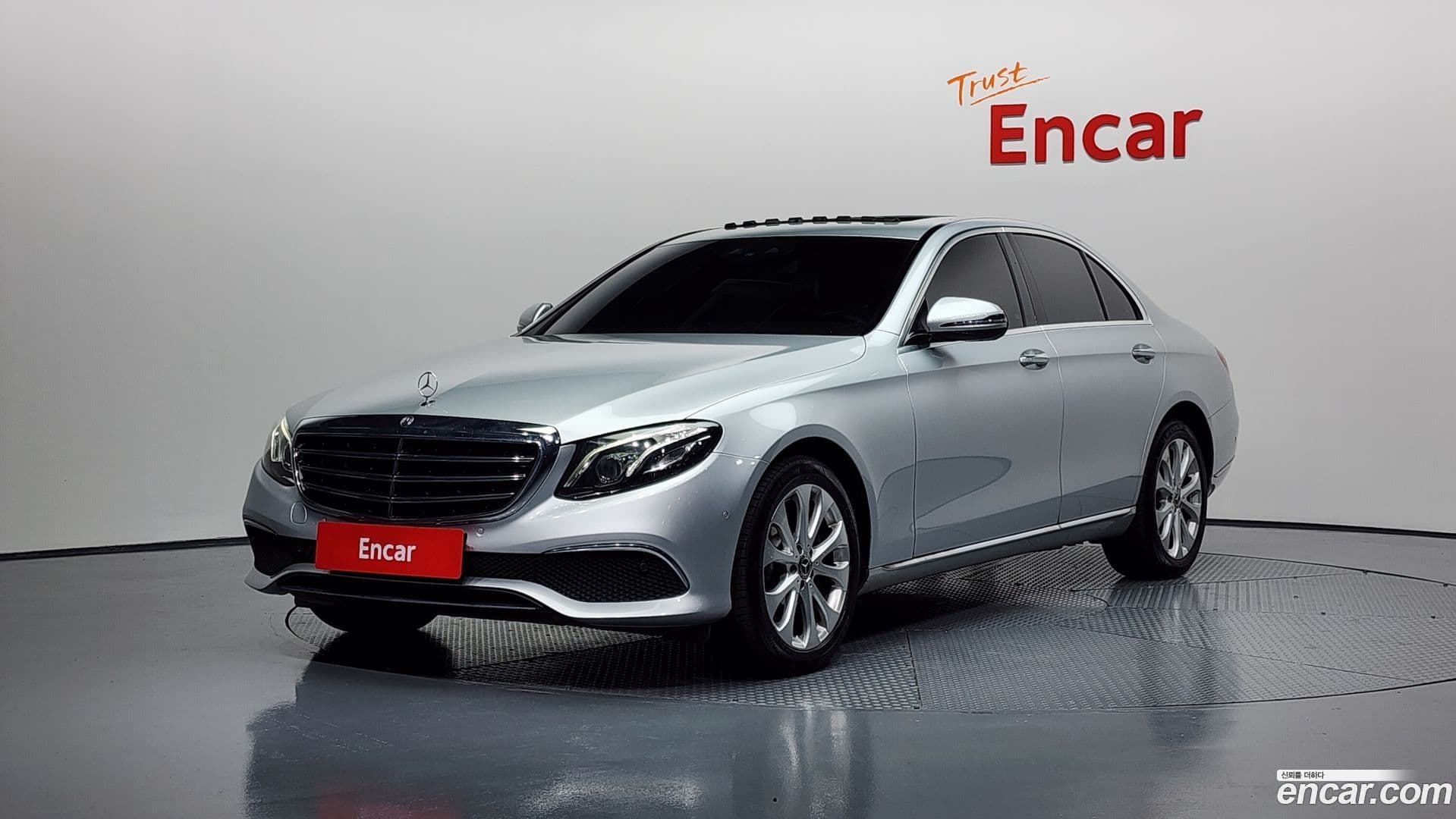 Main__Slider__Photo:E-Class Mercedes-Benz 2017.8-0