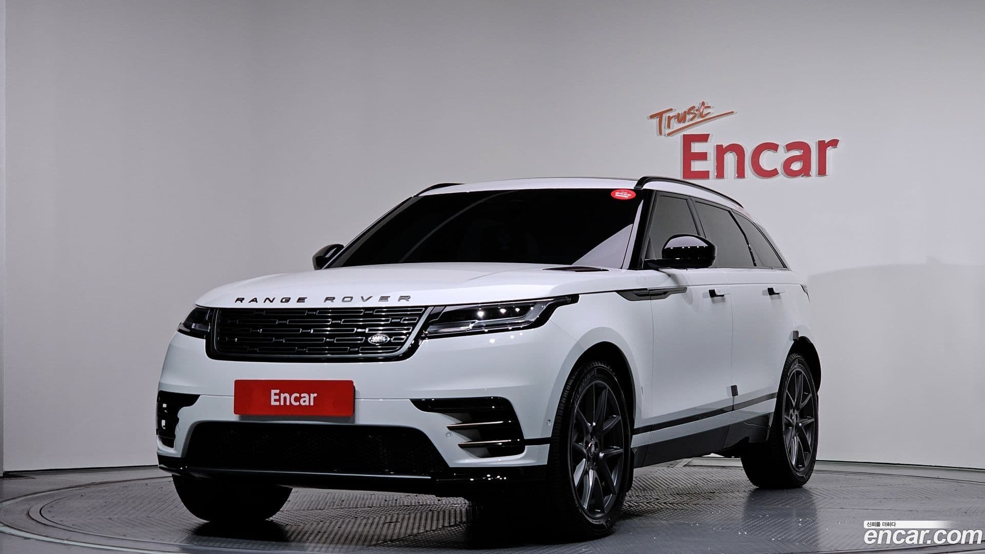 Main__Slider__Photo:Range Rover Velar Land Rover 2024.6-0