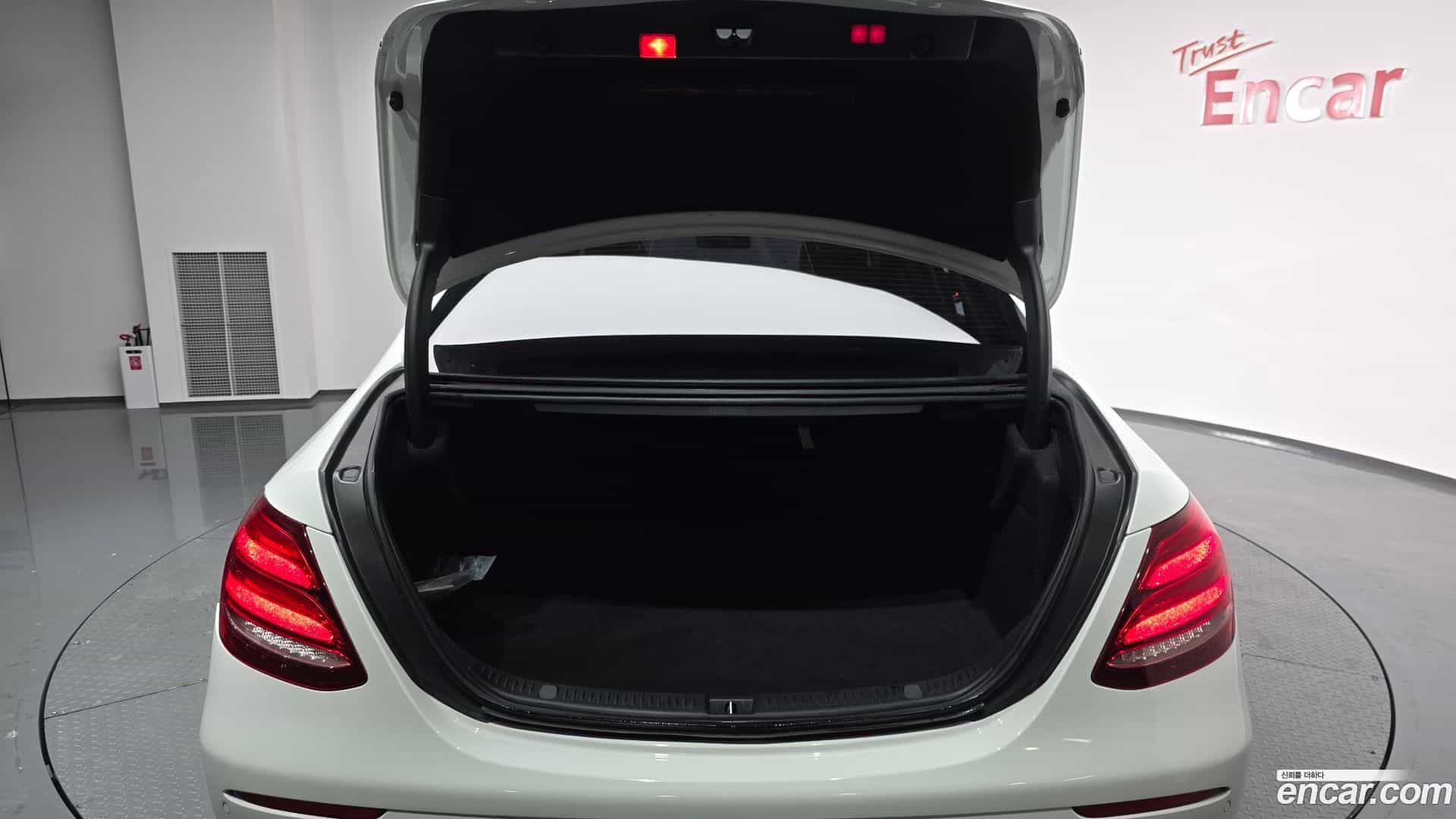 E-Class Mercedes-Benz 2019.4-OPTION-024
