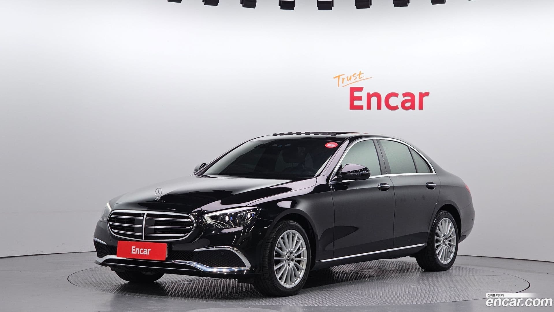 Main__Slider__Photo:E-Class Mercedes-Benz 2022.10-0