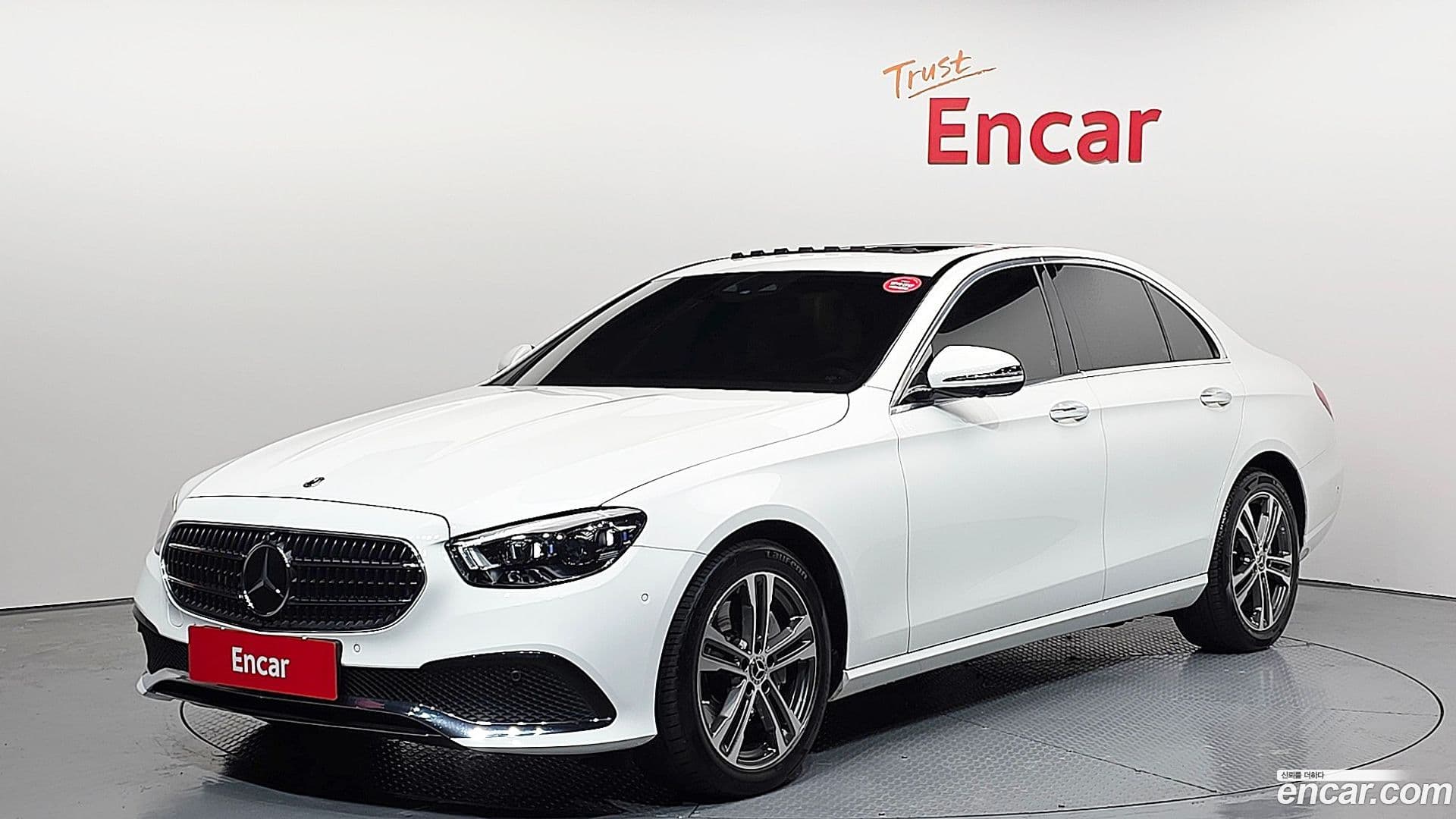 Main__Slider__Photo:E-Class Mercedes-Benz 2022.3-0