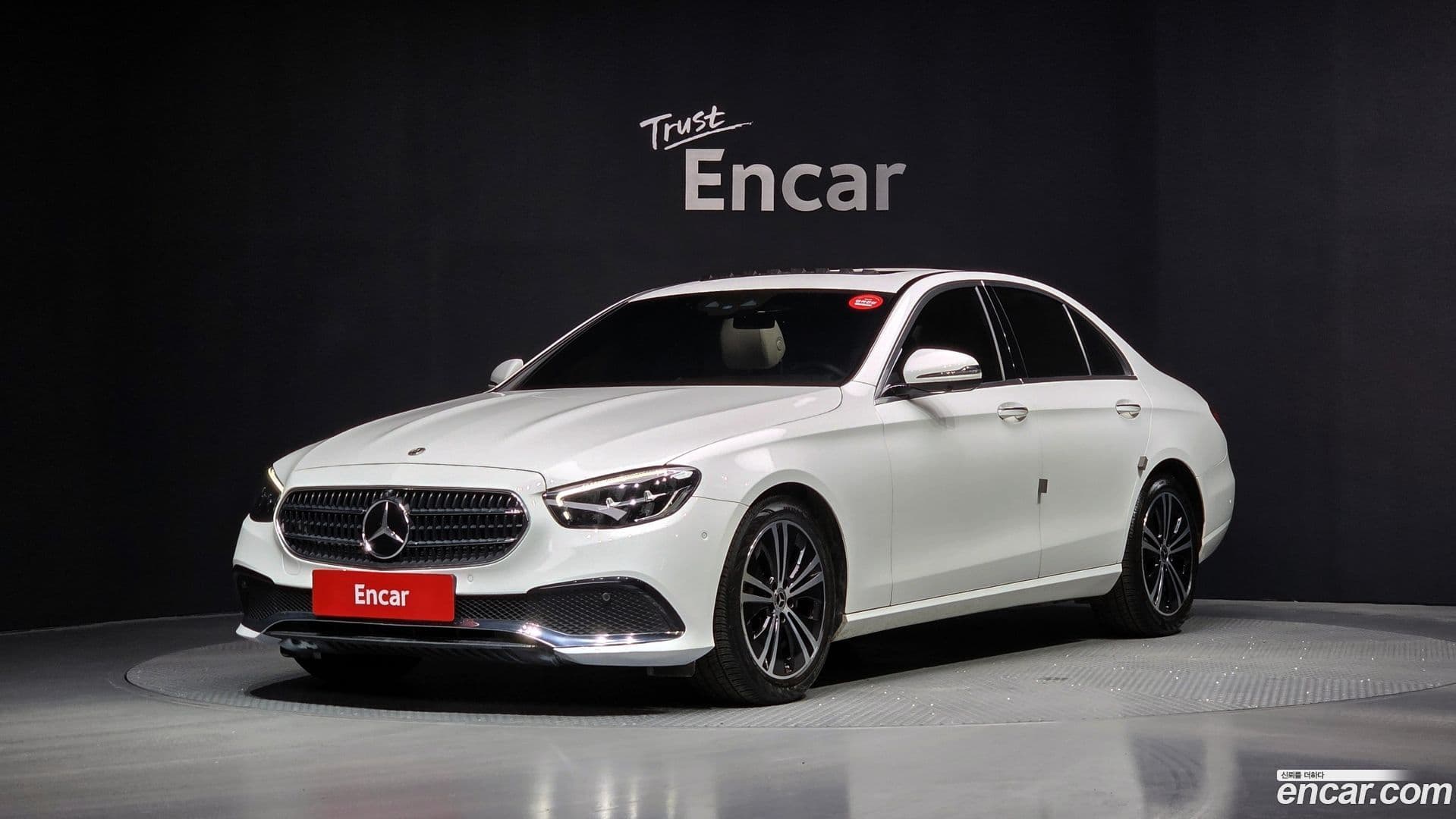 Main__Slider__Photo:E-Class Mercedes-Benz 2022.4-0
