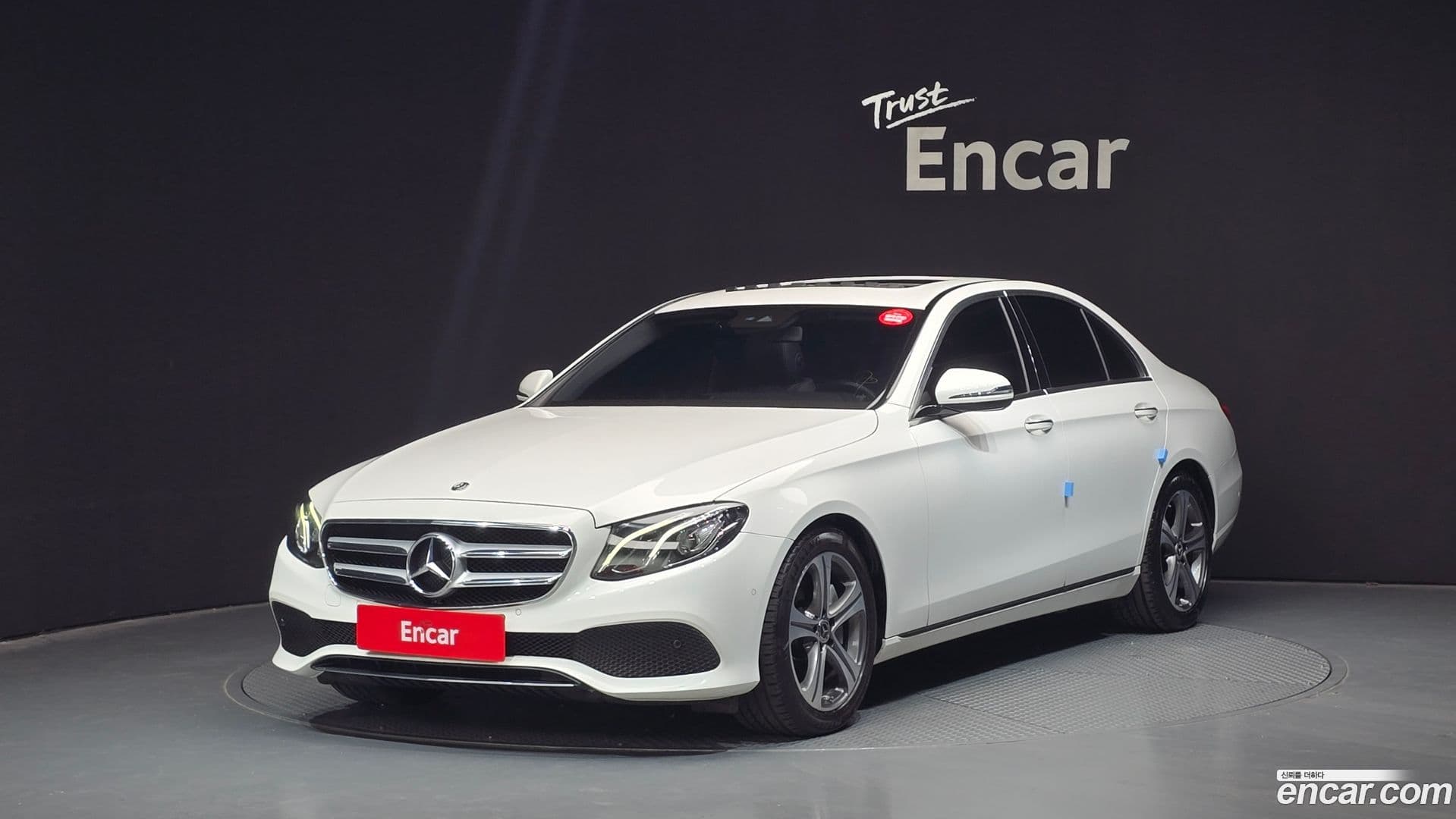 Main__Slider__Photo:E-Class Mercedes-Benz 2018.9-0